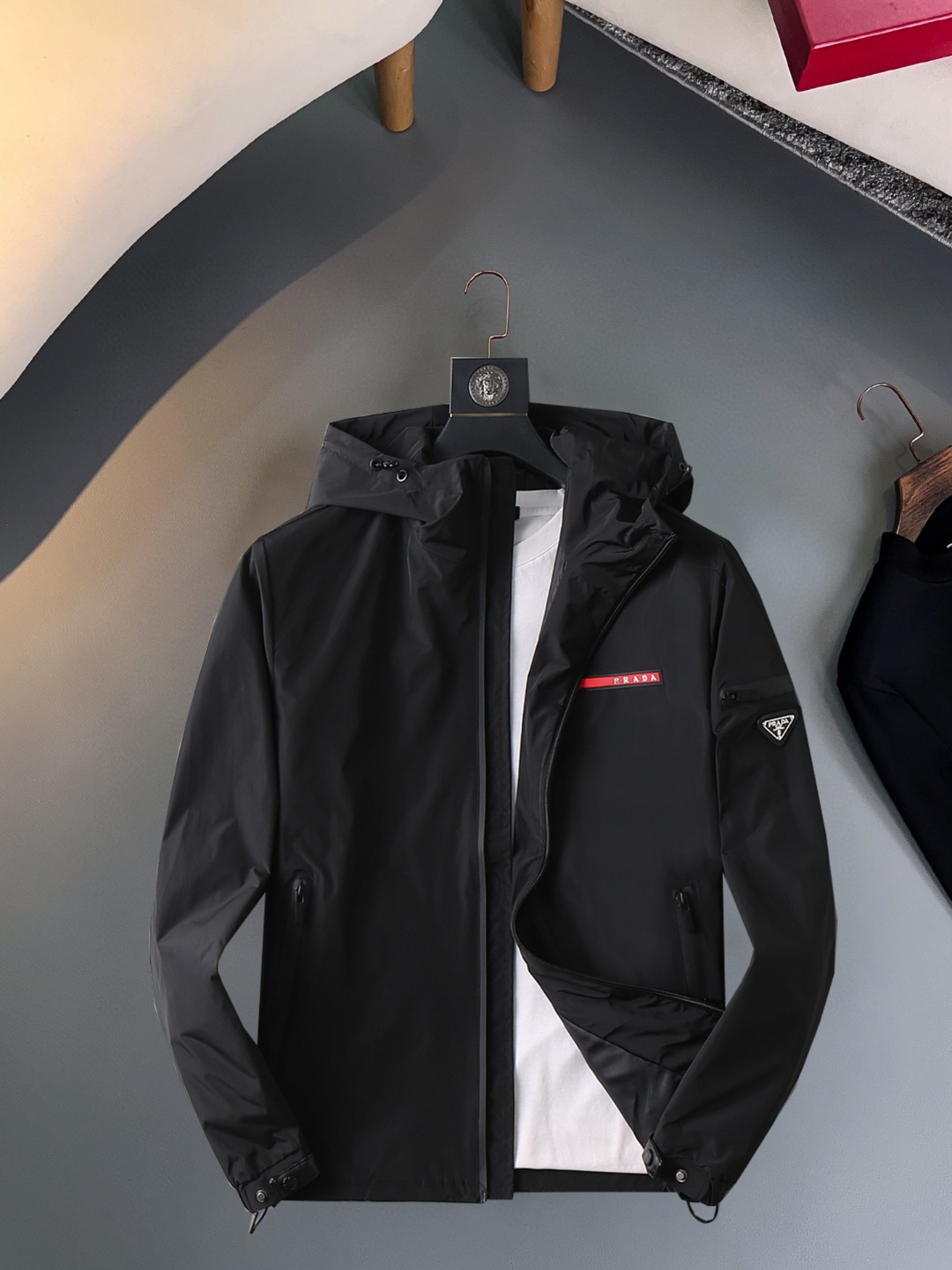 NO:570412,Prada 2025 new autumn jacket, the new product on the show is in perfect condition, comfortable and warm, complete with three colors, full and attractive color, very outstanding design, easily upgrades the fashion sense, extremely elegant and rigorous workmanship, neat and meticulous wiring!  A masterpiece from a famous designer!  The upper body does not look bloated and is super handsome!  Available sizes M ~ XXXL,,prada,jackets & coats,jackets & coats,alexander wang19860909普拉达 2025秋季新款夹克外套,秀场新品品相非常完美,舒适保暖,三标齐全色泽饱满诱人,非常出彩的设计,轻松将时髦感进阶,做工极为考究严谨,走线工整细致！大牌设计师巨作！上身不显臃肿、超级帅气！现货码数M ～ XXXL,,prada,jackets & coats,jackets & coats,alexander wang,Men's clothing