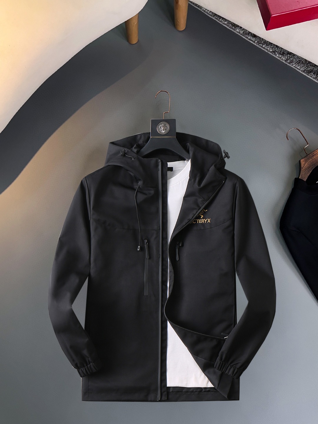 NO:570415,Arc'teryx 2025 new autumn jacket, the new product on the show is in perfect condition, comfortable and warm, complete with three colors, full and attractive color, very outstanding design, easily upgrades the fashion sense, extremely elegant and rigorous workmanship, neat and meticulous wiring!  A masterpiece from a famous designer!  The upper body does not look bloated and is super handsome!  Available size M ~ XXXL,arc'teryx,jackets & coats,jackets & coats,alexander wang19860909始祖鸟 2025秋季新款夹克外套,秀场新品品相非常完美,舒适保暖,三标齐全色泽饱满诱人,非常出彩的设计,轻松将时髦感进阶,做工极为考究严谨,走线工整细致！大牌设计师巨作！上身不显臃肿、超级帅气！现货码数M ～ XXXL,arc'teryx,jackets & coats,jackets & coats,alexander wang,Men's clothing