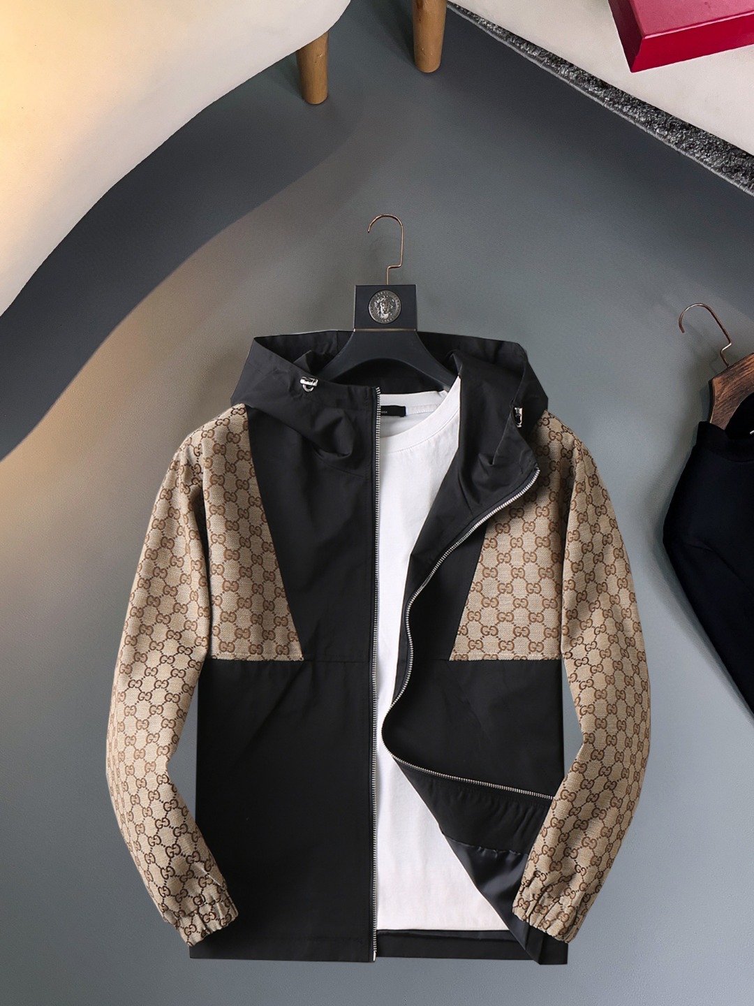 NO:570418,Gucci 2025 new autumn jacket, the new product on the show is in perfect condition, comfortable and warm, complete with three colors, full and attractive color, very outstanding design, easily upgrades the fashion sense, extremely elegant and rigorous workmanship, neat and meticulous wiring!  A masterpiece from a famous designer!  The upper body does not look bloated and is super handsome!  Available size M ~ XXXL,,jackets & coats,jackets & coats,alexander wang19860909古奇 2025秋季新款夹克外套,秀场新品品相非常完美,舒适保暖,三标齐全色泽饱满诱人,非常出彩的设计,轻松将时髦感进阶,做工极为考究严谨,走线工整细致！大牌设计师巨作！上身不显臃肿、超级帅气！现货码数M ～ XXXL,,jackets & coats,jackets & coats,alexander wang,Men's clothing