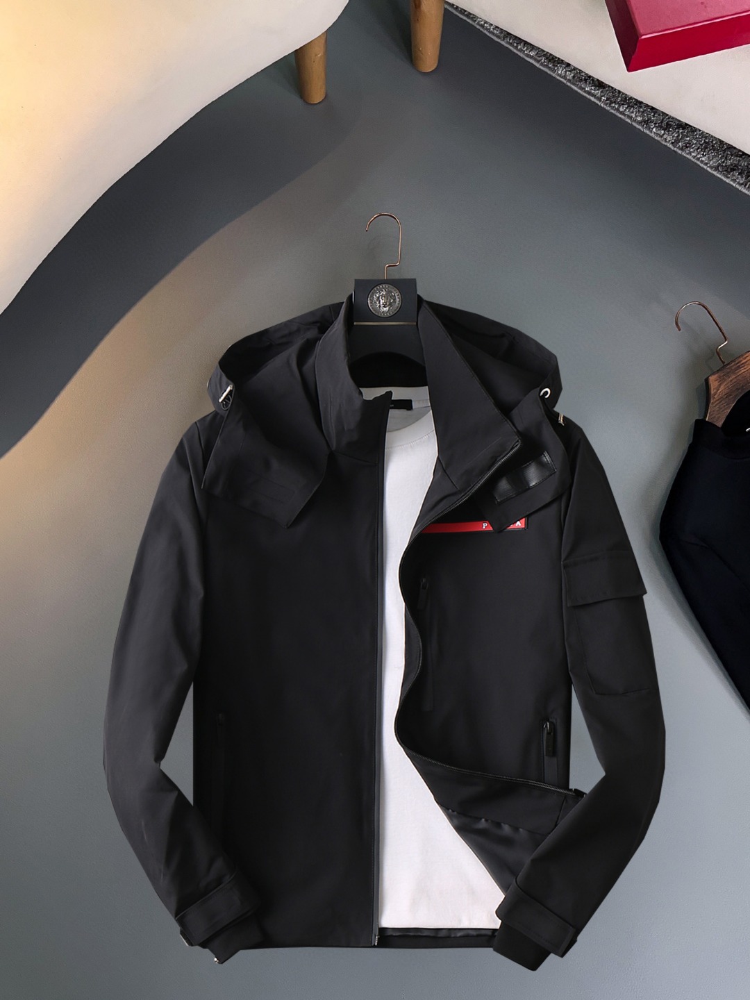 NO:570421,Prada 2025 new autumn jacket, the new product on the show is in perfect condition, comfortable and warm, complete with three colors, full and attractive color, very outstanding design, easily upgrades the fashion sense, extremely elegant and rigorous workmanship, neat and meticulous wiring!  A masterpiece from a famous designer!  The upper body does not look bloated and is super handsome!  Available sizes M ~ XXXL,,prada,jackets & coats,jackets & coats,alexander wang19860909普拉达 2025秋季新款夹克外套,秀场新品品相非常完美,舒适保暖,三标齐全色泽饱满诱人,非常出彩的设计,轻松将时髦感进阶,做工极为考究严谨,走线工整细致！大牌设计师巨作！上身不显臃肿、超级帅气！现货码数M ～ XXXL,,prada,jackets & coats,jackets & coats,alexander wang,Men's clothing