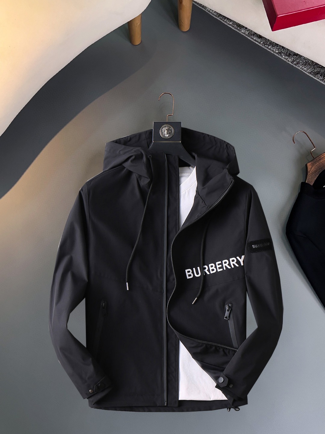 NO:570424,Burberry's 2025 new autumn jacket, the new product on the show is in perfect condition, comfortable and warm, complete with three colors, full and attractive color, very outstanding design, easily upgrades the fashion sense, extremely elegant and rigorous workmanship, neat and meticulous wiring!  A masterpiece from a famous designer!  The upper body does not look bloated and is super handsome!  Available size M ~ XXXL,,burberry,jackets & coats,jackets & coats,alexander wang19860909巴宝莉 2025秋季新款夹克外套,秀场新品品相非常完美,舒适保暖,三标齐全色泽饱满诱人,非常出彩的设计,轻松将时髦感进阶,做工极为考究严谨,走线工整细致！大牌设计师巨作！上身不显臃肿、超级帅气！现货码数M ～ XXXL,,burberry,jackets & coats,jackets & coats,alexander wang,Men's clothing