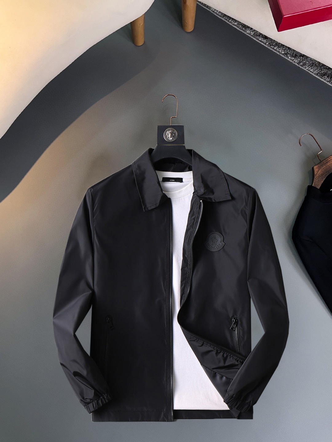 NO:570395,Mengkou 2025 new autumn jacket, the new product on the show is in perfect condition, comfortable and warm, complete with three labels, full and attractive color, very outstanding design, easily upgrades the fashion sense, extremely elegant and rigorous workmanship, neat and meticulous wiring!  A masterpiece from a famous designer!  The upper body does not look bloated and is super handsome!  Available sizes M ~ XXXL,,Moncler,jackets & coats,jackets & coats,alexander wang19860909蒙口 2025秋季新款夹克外套,秀场新品品相非常完美,舒适保暖,三标齐全色泽饱满诱人,非常出彩的设计,轻松将时髦感进阶,做工极为考究严谨,走线工整细致！大牌设计师巨作！上身不显臃肿、超级帅气！现货码数M ～ XXXL,,Moncler,jackets & coats,jackets & coats,alexander wang,Men's clothing