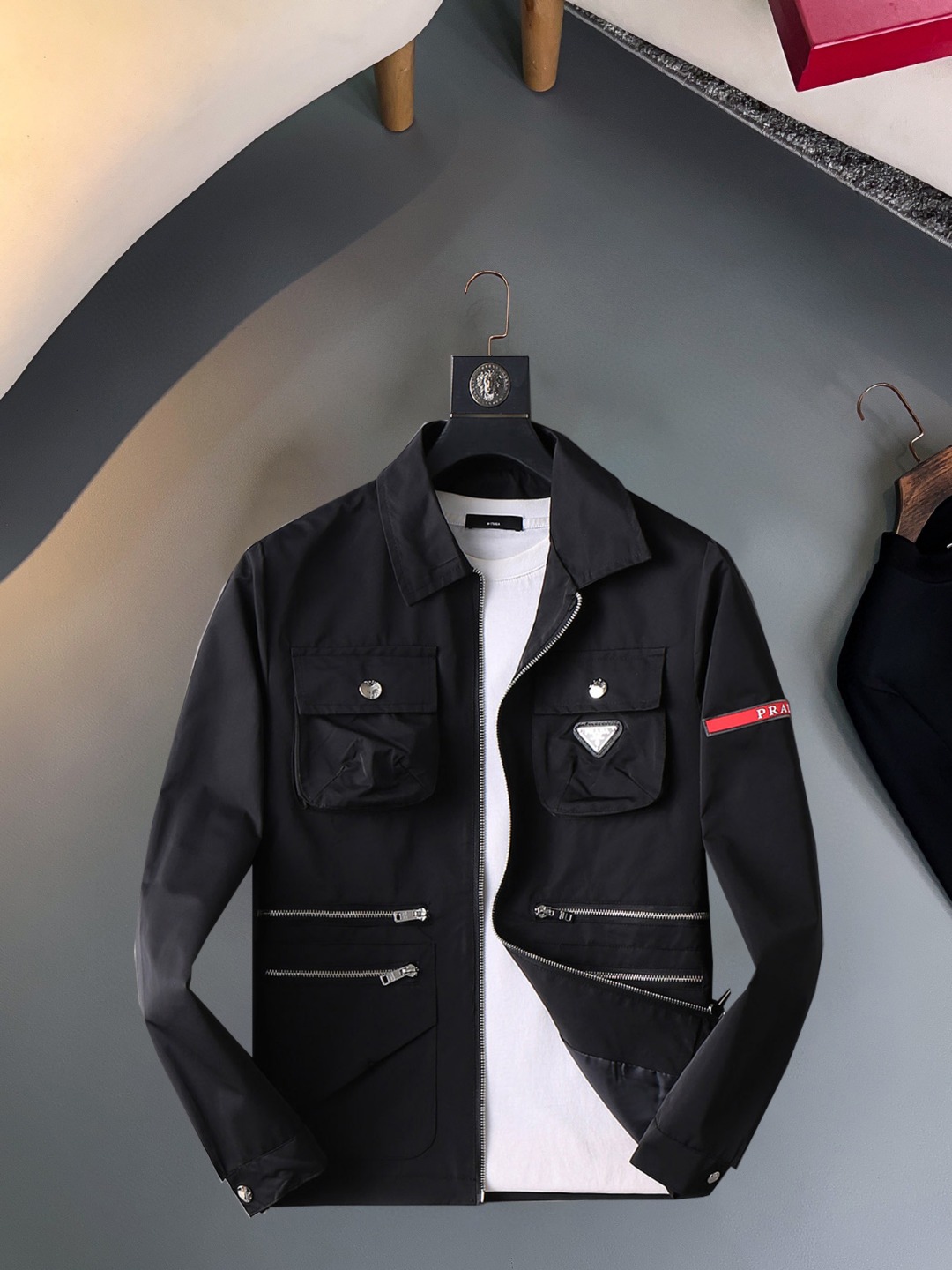 NO:570399,Prada 2025 new autumn jacket, the new product on the show is in perfect condition, comfortable and warm, complete with three colors, full and attractive color, very outstanding design, easily upgrades the fashion sense, extremely elegant and rigorous workmanship, neat and meticulous wiring!  A masterpiece from a famous designer!  The upper body does not look bloated and is super handsome!  Available sizes M ~ XXXL,,prada,jackets & coats,jackets & coats,alexander wang19860909普拉达 2025秋季新款夹克外套,秀场新品品相非常完美,舒适保暖,三标齐全色泽饱满诱人,非常出彩的设计,轻松将时髦感进阶,做工极为考究严谨,走线工整细致！大牌设计师巨作！上身不显臃肿、超级帅气！现货码数M ～ XXXL,,prada,jackets & coats,jackets & coats,alexander wang,Men's clothing