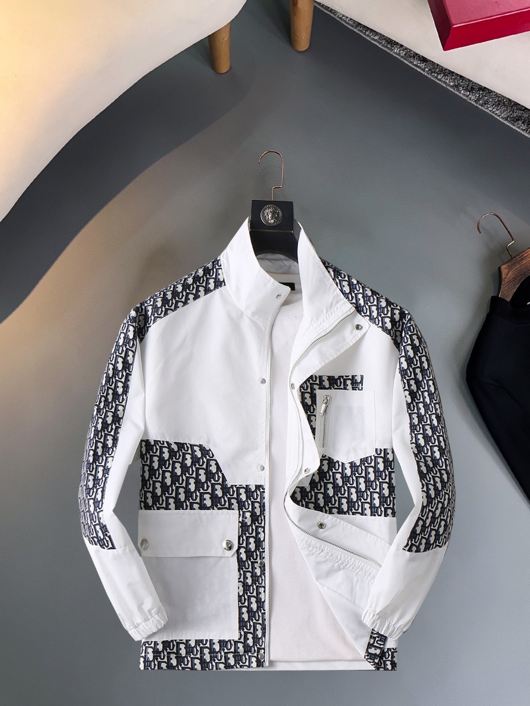 NO:570403,Dior's 2025 new autumn jacket, the new product on the show is in perfect condition, comfortable and warm, complete with three labels, full and attractive colors, very outstanding design, easily upgrades the fashion sense, extremely elegant and rigorous workmanship, neat and meticulous wiring!  A masterpiece from a famous designer!  The upper body does not look bloated and is super handsome!  Available sizes M ~ XXXL,,dior,jackets & coats,jackets & coats,alexander wang19860909迪奥 2025秋季新款夹克外套,秀场新品品相非常完美,舒适保暖,三标齐全色泽饱满诱人,非常出彩的设计,轻松将时髦感进阶,做工极为考究严谨,走线工整细致！大牌设计师巨作！上身不显臃肿、超级帅气！现货码数M ～ XXXL,,dior,jackets & coats,jackets & coats,alexander wang,Men's clothing