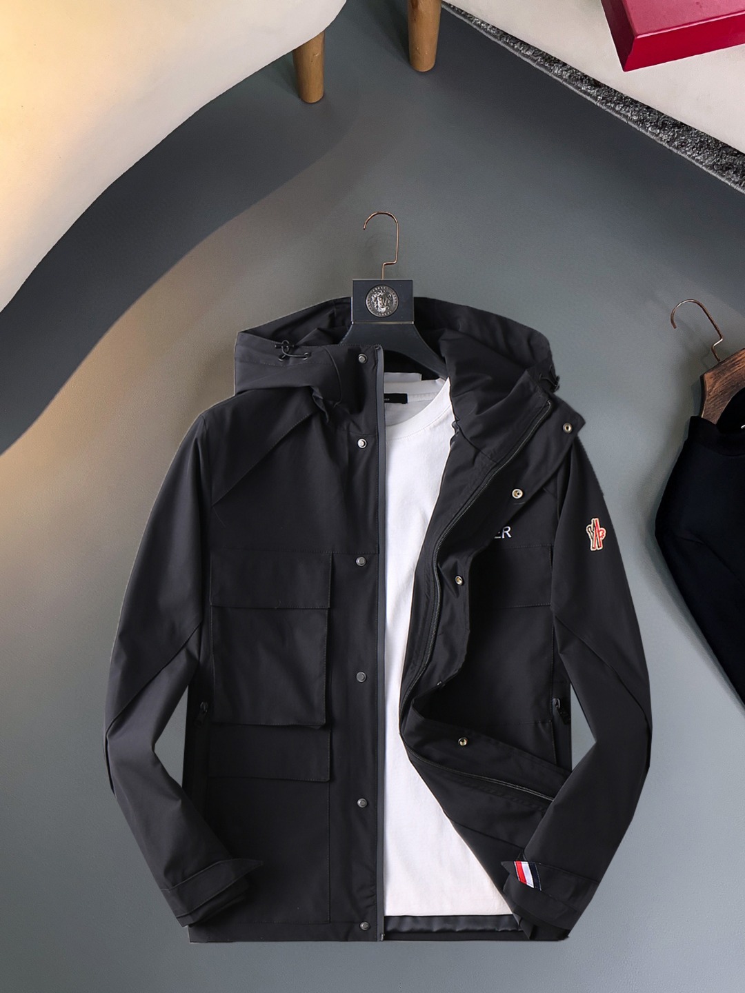 NO:570407,Mengkou 2025 new autumn jacket, the new product on the show is in perfect condition, comfortable and warm, complete with three labels, full and attractive color, very outstanding design, easily upgrades the fashion sense, extremely elegant and rigorous workmanship, neat and meticulous wiring!  A masterpiece from a famous designer!  The upper body does not look bloated and is super handsome!  Available sizes M ~ XXXL,,Moncler,jackets & coats,jackets & coats,alexander wang19860909蒙口 2025秋季新款夹克外套,秀场新品品相非常完美,舒适保暖,三标齐全色泽饱满诱人,非常出彩的设计,轻松将时髦感进阶,做工极为考究严谨,走线工整细致！大牌设计师巨作！上身不显臃肿、超级帅气！现货码数M ～ XXXL,,Moncler,jackets & coats,jackets & coats,alexander wang,Men's clothing