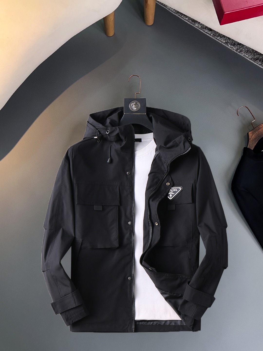 NO:570410,Prada 2025 new autumn jacket, the new product on the show is in perfect condition, comfortable and warm, complete with three colors, full and attractive color, very outstanding design, easily upgrades the fashion sense, extremely elegant and rigorous workmanship, neat and meticulous wiring!  A masterpiece from a famous designer!  The upper body does not look bloated and is super handsome!  Available sizes M ~ XXXL,,prada,jackets & coats,jackets & coats,alexander wang19860909普拉达 2025秋季新款夹克外套,秀场新品品相非常完美,舒适保暖,三标齐全色泽饱满诱人,非常出彩的设计,轻松将时髦感进阶,做工极为考究严谨,走线工整细致！大牌设计师巨作！上身不显臃肿、超级帅气！现货码数M ～ XXXL,,prada,jackets & coats,jackets & coats,alexander wang,Men's clothing