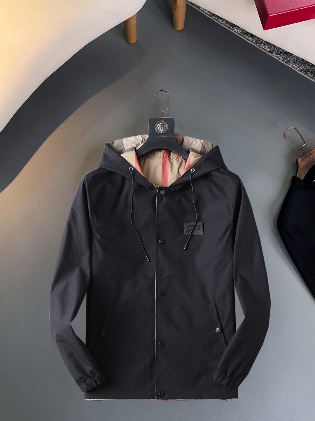 NO:570413,Burberry's 2025 new autumn jacket, the new product on the show is in perfect condition, comfortable and warm, complete with three colors, full and attractive color, very outstanding design, easily upgrades the fashion sense, extremely elegant and rigorous workmanship, neat and meticulous wiring!  A masterpiece from a famous designer!  The upper body does not look bloated and is super handsome!  Available size M ~ XXXL,,burberry,jackets & coats,jackets & coats,alexander wang19860909巴宝莉 2025秋季新款夹克外套,秀场新品品相非常完美,舒适保暖,三标齐全色泽饱满诱人,非常出彩的设计,轻松将时髦感进阶,做工极为考究严谨,走线工整细致！大牌设计师巨作！上身不显臃肿、超级帅气！现货码数M ～ XXXL,,burberry,jackets & coats,jackets & coats,alexander wang,Men's clothing