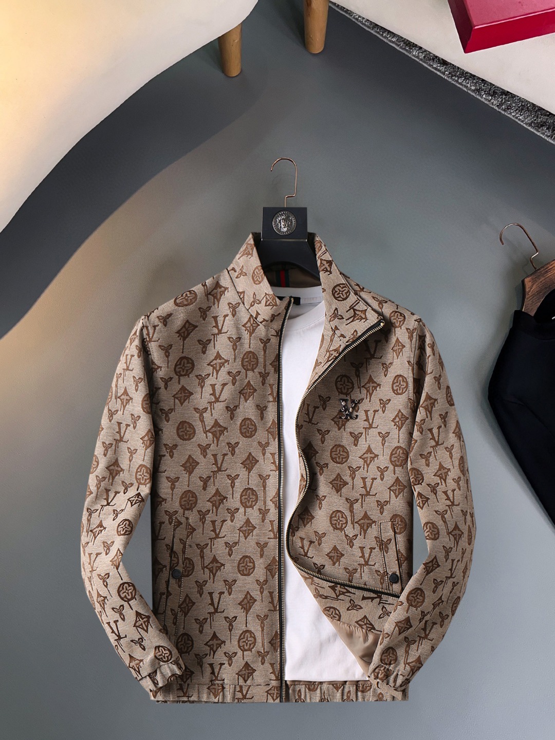 NO:570419,LV 2025 new autumn jacket, the new product on the show is in perfect condition, comfortable and warm, complete with three labels, full and attractive colors, very outstanding design, easily upgrades the fashion sense, extremely sophisticated and rigorous workmanship, neat and meticulous wiring!  A masterpiece from a famous designer!  The upper body does not look bloated and is super handsome!  Available sizes M ~ XXXL,,louis vuitton,jackets & coats,jackets & coats,alexander wang19860909LV 2025秋季新款夹克外套,秀场新品品相非常完美,舒适保暖,三标齐全色泽饱满诱人,非常出彩的设计,轻松将时髦感进阶,做工极为考究严谨,走线工整细致！大牌设计师巨作！上身不显臃肿、超级帅气！现货码数M ～ XXXL,,louis vuitton,jackets & coats,jackets & coats,alexander wang,Men's clothing