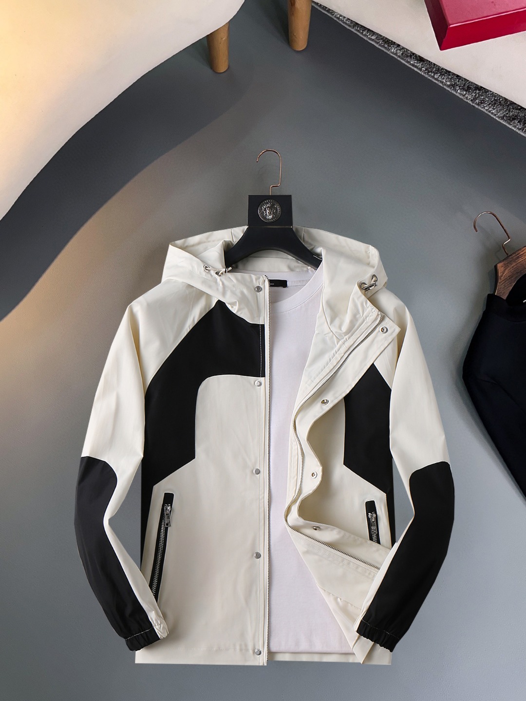 NO:570422,Prada 2025 new autumn jacket, the new product on the show is in perfect condition, comfortable and warm, complete with three colors, full and attractive color, very outstanding design, easily upgrades the fashion sense, extremely elegant and rigorous workmanship, neat and meticulous wiring!  A masterpiece from a famous designer!  The upper body does not look bloated and is super handsome!  Available sizes M ~ XXXL,,prada,jackets & coats,jackets & coats,alexander wang19860909普拉达 2025秋季新款夹克外套,秀场新品品相非常完美,舒适保暖,三标齐全色泽饱满诱人,非常出彩的设计,轻松将时髦感进阶,做工极为考究严谨,走线工整细致！大牌设计师巨作！上身不显臃肿、超级帅气！现货码数M ～ XXXL,,prada,jackets & coats,jackets & coats,alexander wang,Men's clothing