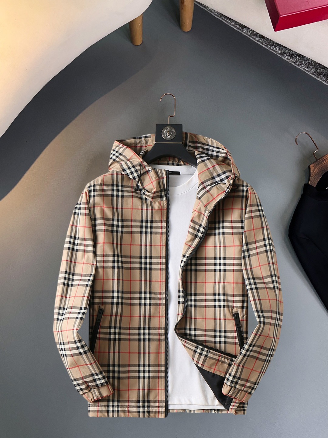 NO:570425,Burberry's 2025 new autumn jacket, the new product on the show is in perfect condition, comfortable and warm, complete with three colors, full and attractive color, very outstanding design, easily upgrades the fashion sense, extremely elegant and rigorous workmanship, neat and meticulous wiring!  A masterpiece from a famous designer!  The upper body does not look bloated and is super handsome!  Available size M ~ XXXL,,burberry,jackets & coats,jackets & coats,alexander wang19860909巴宝莉 2025秋季新款夹克外套,秀场新品品相非常完美,舒适保暖,三标齐全色泽饱满诱人,非常出彩的设计,轻松将时髦感进阶,做工极为考究严谨,走线工整细致！大牌设计师巨作！上身不显臃肿、超级帅气！现货码数M ～ XXXL,,burberry,jackets & coats,jackets & coats,alexander wang,Men's clothing