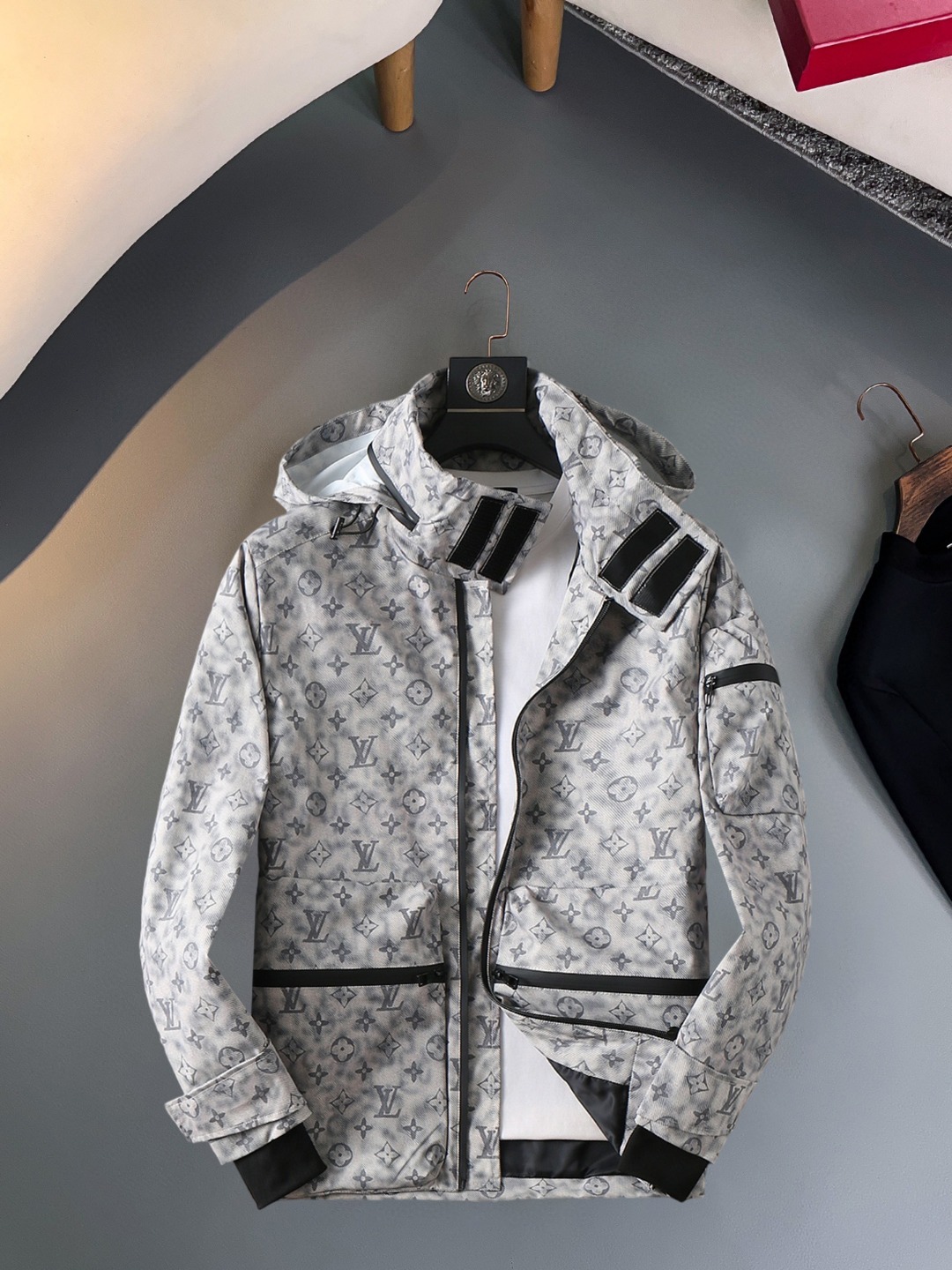 NO:570396,LV 2025 new autumn jacket, the new product on the show is in perfect condition, comfortable and warm, complete with three labels, full and attractive colors, very outstanding design, easily upgrades the fashion sense, extremely sophisticated and rigorous workmanship, neat and meticulous wiring!  A masterpiece from a famous designer!  The upper body does not look bloated and is super handsome!  Available sizes M ~ XXXL,,louis vuitton,jackets & coats,jackets & coats,alexander wang19860909LV 2025秋季新款夹克外套,秀场新品品相非常完美,舒适保暖,三标齐全色泽饱满诱人,非常出彩的设计,轻松将时髦感进阶,做工极为考究严谨,走线工整细致！大牌设计师巨作！上身不显臃肿、超级帅气！现货码数M ～ XXXL,,louis vuitton,jackets & coats,jackets & coats,alexander wang,Men's clothing