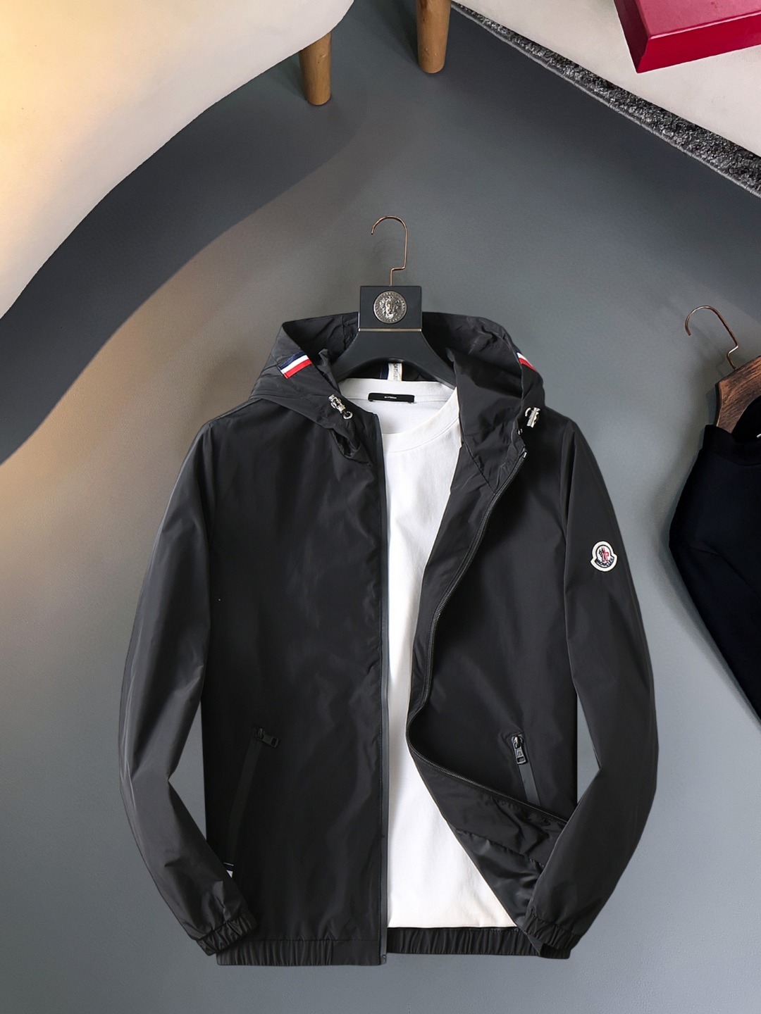 NO:570400,Mengkou 2025 new autumn jacket, the new product on the show is in perfect condition, comfortable and warm, complete with three labels, full and attractive color, very outstanding design, easily upgrades the fashion sense, extremely elegant and rigorous workmanship, neat and meticulous wiring!  A masterpiece from a famous designer!  The upper body does not look bloated and is super handsome!  Available sizes M ~ XXXL,,Moncler,jackets & coats,jackets & coats,alexander wang19860909蒙口 2025秋季新款夹克外套,秀场新品品相非常完美,舒适保暖,三标齐全色泽饱满诱人,非常出彩的设计,轻松将时髦感进阶,做工极为考究严谨,走线工整细致！大牌设计师巨作！上身不显臃肿、超级帅气！现货码数M ～ XXXL,,Moncler,jackets & coats,jackets & coats,alexander wang,Men's clothing