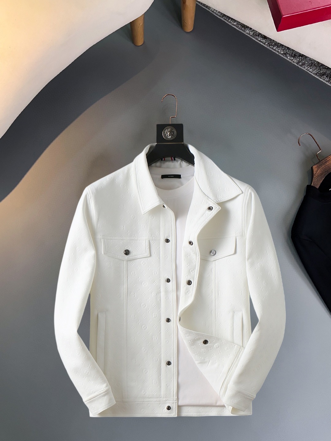 NO:570408,LV 2025 new autumn jacket, the new product on the show is in perfect condition, comfortable and warm, complete with three labels, full and attractive colors, very outstanding design, easily upgrades the fashion sense, extremely sophisticated and rigorous workmanship, neat and meticulous wiring!  A masterpiece from a famous designer!  The upper body does not look bloated and is super handsome!  Available sizes M ~ XXXL,,louis vuitton,jackets & coats,jackets & coats,alexander wang19860909LV 2025秋季新款夹克外套,秀场新品品相非常完美,舒适保暖,三标齐全色泽饱满诱人,非常出彩的设计,轻松将时髦感进阶,做工极为考究严谨,走线工整细致！大牌设计师巨作！上身不显臃肿、超级帅气！现货码数M ～ XXXL,,louis vuitton,jackets & coats,jackets & coats,alexander wang,Men's clothing