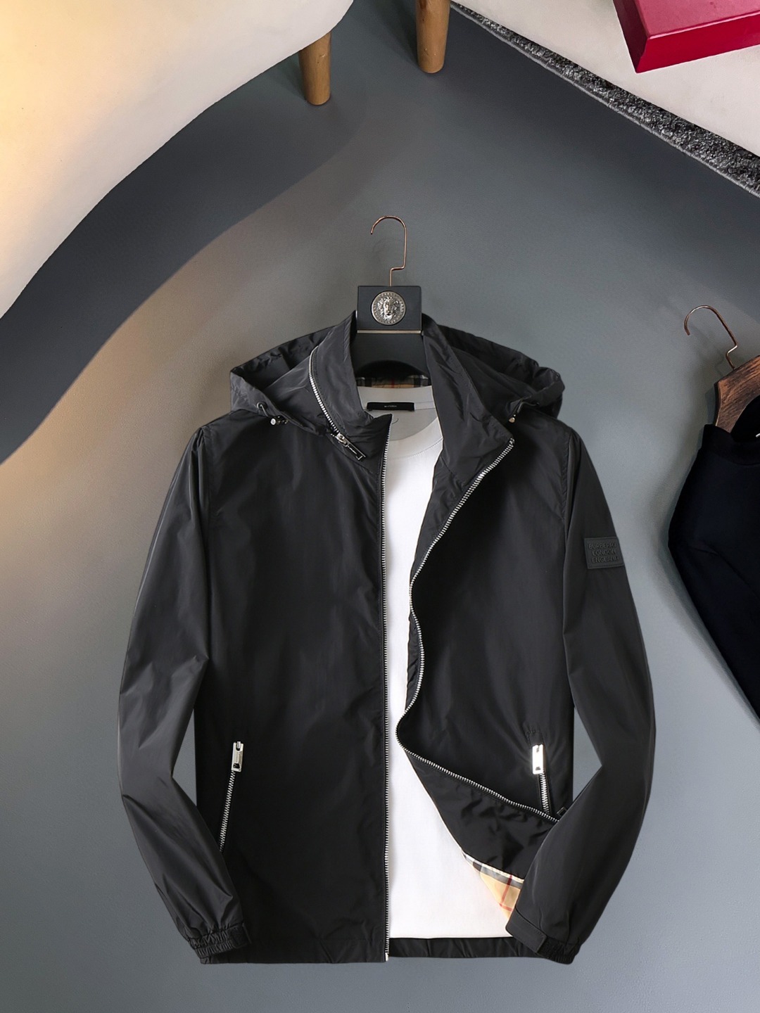 NO:570420,Burberry's 2025 new autumn jacket, the new product on the show is in perfect condition, comfortable and warm, complete with three colors, full and attractive color, very outstanding design, easily upgrades the fashion sense, extremely elegant and rigorous workmanship, neat and meticulous wiring!  A masterpiece from a famous designer!  The upper body does not look bloated and is super handsome!  Available size M ~ XXXL,,burberry,jackets & coats,jackets & coats,alexander wang19860909巴宝莉 2025秋季新款夹克外套,秀场新品品相非常完美,舒适保暖,三标齐全色泽饱满诱人,非常出彩的设计,轻松将时髦感进阶,做工极为考究严谨,走线工整细致！大牌设计师巨作！上身不显臃肿、超级帅气！现货码数M ～ XXXL,,burberry,jackets & coats,jackets & coats,alexander wang,Men's clothing