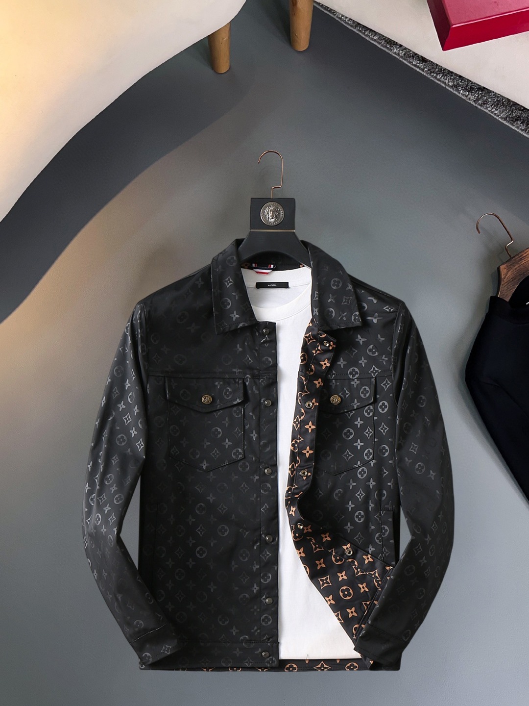 NO:570423,LV 2025 new autumn jacket, the new product on the show is in perfect condition, comfortable and warm, complete with three labels, full and attractive colors, very outstanding design, easily upgrades the fashion sense, extremely sophisticated and rigorous workmanship, neat and meticulous wiring!  A masterpiece from a famous designer!  The upper body does not look bloated and is super handsome!  Available sizes M ~ XXXL,,louis vuitton,jackets & coats,jackets & coats,alexander wang19860909LV 2025秋季新款夹克外套,秀场新品品相非常完美,舒适保暖,三标齐全色泽饱满诱人,非常出彩的设计,轻松将时髦感进阶,做工极为考究严谨,走线工整细致！大牌设计师巨作！上身不显臃肿、超级帅气！现货码数M ～ XXXL,,louis vuitton,jackets & coats,jackets & coats,alexander wang,Men's clothing