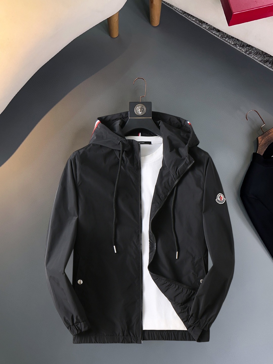 NO:570427,Mengkou 2025 new autumn jacket, the new product on the show is in perfect condition, comfortable and warm, complete with three labels, full and attractive color, very outstanding design, easily upgrades the fashion sense, extremely elegant and rigorous workmanship, neat and meticulous wiring!  A masterpiece from a famous designer!  The upper body does not look bloated and is super handsome!  Available sizes M ~ XXXL,,Moncler,jackets & coats,jackets & coats,alexander wang19860909蒙口 2025秋季新款夹克外套,秀场新品品相非常完美,舒适保暖,三标齐全色泽饱满诱人,非常出彩的设计,轻松将时髦感进阶,做工极为考究严谨,走线工整细致！大牌设计师巨作！上身不显臃肿、超级帅气！现货码数M ～ XXXL,,Moncler,jackets & coats,jackets & coats,alexander wang,Men's clothing