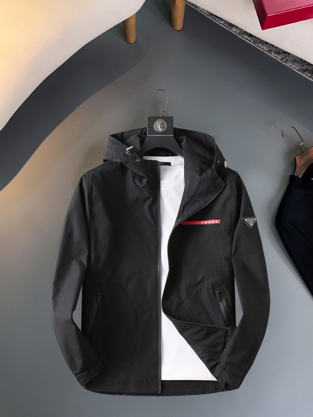 NO:570431,Prada 2025 new autumn jacket, the new product on the show is in perfect condition, comfortable and warm, complete with three colors, full and attractive color, very outstanding design, easily upgrades the fashion sense, extremely elegant and rigorous workmanship, neat and meticulous wiring!  A masterpiece from a famous designer!  The upper body does not look bloated and is super handsome!  Available sizes M ~ XXXL,,prada,jackets & coats,jackets & coats,alexander wang19860909普拉达 2025秋季新款夹克外套,秀场新品品相非常完美,舒适保暖,三标齐全色泽饱满诱人,非常出彩的设计,轻松将时髦感进阶,做工极为考究严谨,走线工整细致！大牌设计师巨作！上身不显臃肿、超级帅气！现货码数M ～ XXXL,,prada,jackets & coats,jackets & coats,alexander wang,Men's clothing