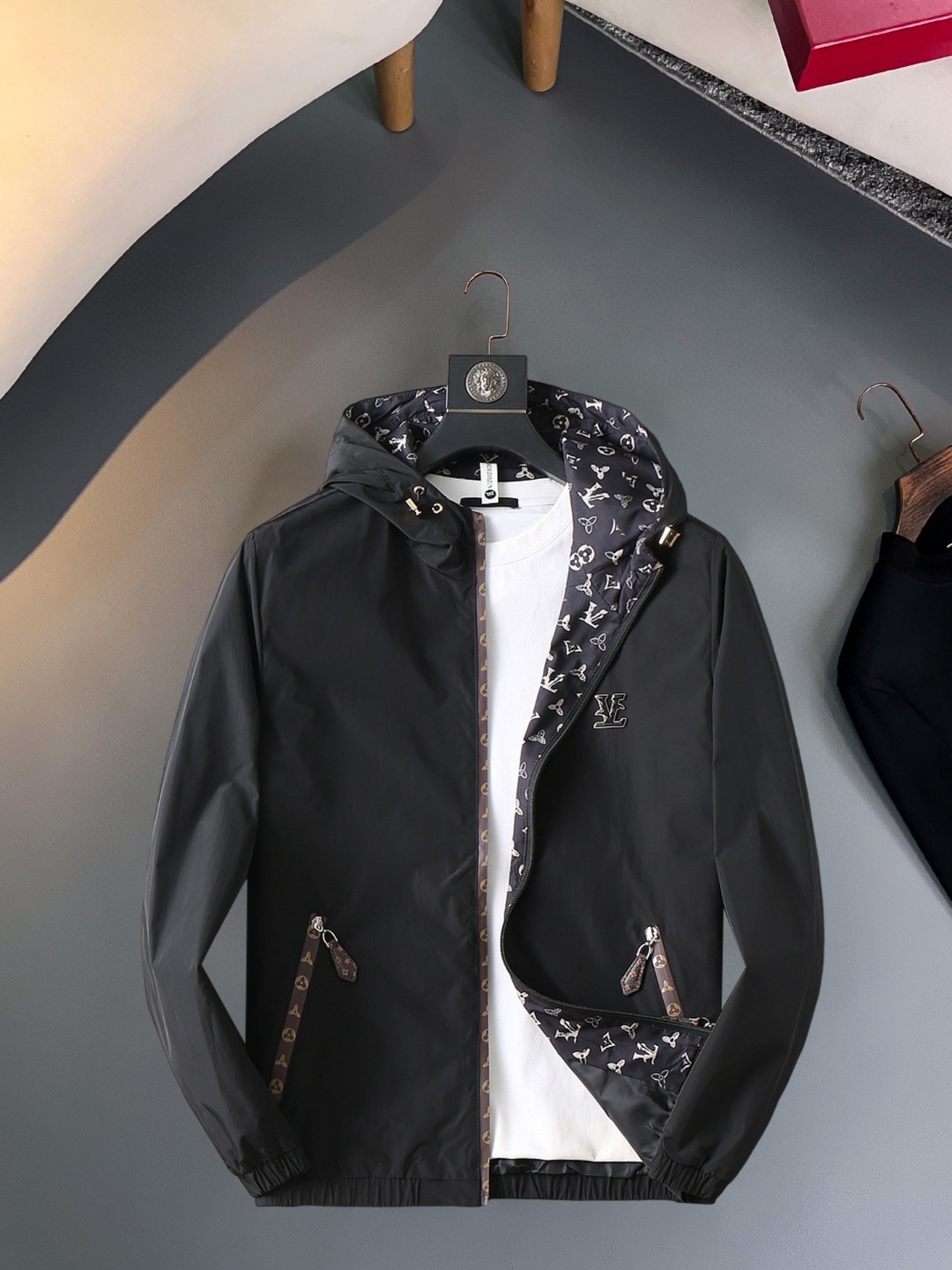 NO:570433,LV 2025 new autumn jacket, the new product on the show is in perfect condition, comfortable and warm, complete with three labels, full and attractive colors, very outstanding design, easily upgrades the fashion sense, extremely sophisticated and rigorous workmanship, neat and meticulous wiring!  A masterpiece from a famous designer!  The upper body does not look bloated and is super handsome!  Available sizes M ~ XXXL,,louis vuitton,jackets & coats,jackets & coats,alexander wang19860909LV 2025秋季新款夹克外套,秀场新品品相非常完美,舒适保暖,三标齐全色泽饱满诱人,非常出彩的设计,轻松将时髦感进阶,做工极为考究严谨,走线工整细致！大牌设计师巨作！上身不显臃肿、超级帅气！现货码数M ～ XXXL,,louis vuitton,jackets & coats,jackets & coats,alexander wang,Men's clothing