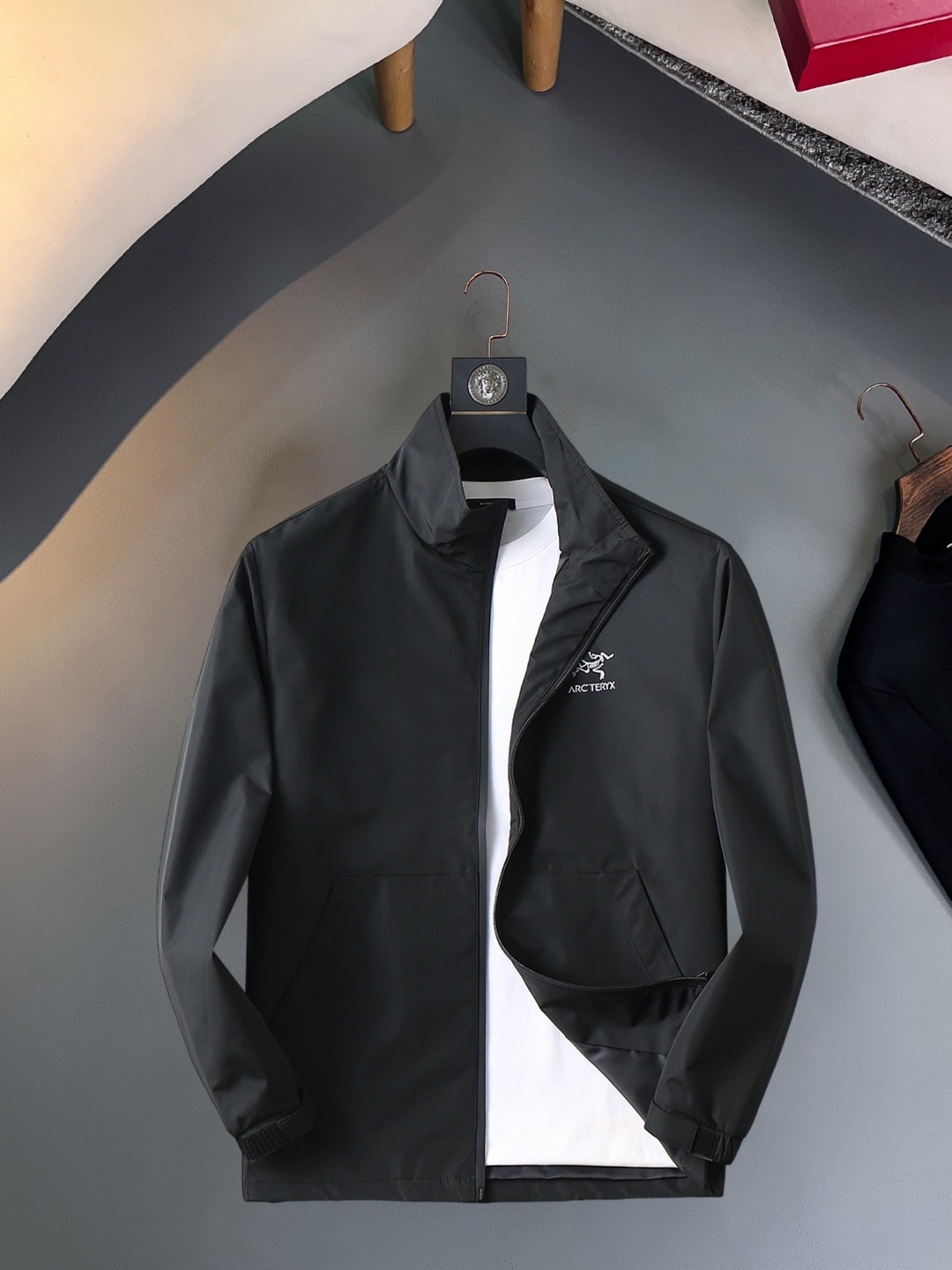 NO:570435,Arc'teryx 2025 new autumn jacket, the new product on the show is in perfect condition, comfortable and warm, complete with three colors, full and attractive color, very outstanding design, easily upgrades the fashion sense, extremely elegant and rigorous workmanship, neat and meticulous wiring!  A masterpiece from a famous designer!  The upper body does not look bloated and is super handsome!  Available size M ~ XXXL,arc'teryx,jackets & coats,jackets & coats,alexander wang19860909始祖鸟 2025秋季新款夹克外套,秀场新品品相非常完美,舒适保暖,三标齐全色泽饱满诱人,非常出彩的设计,轻松将时髦感进阶,做工极为考究严谨,走线工整细致！大牌设计师巨作！上身不显臃肿、超级帅气！现货码数M ～ XXXL,arc'teryx,jackets & coats,jackets & coats,alexander wang,Men's clothing