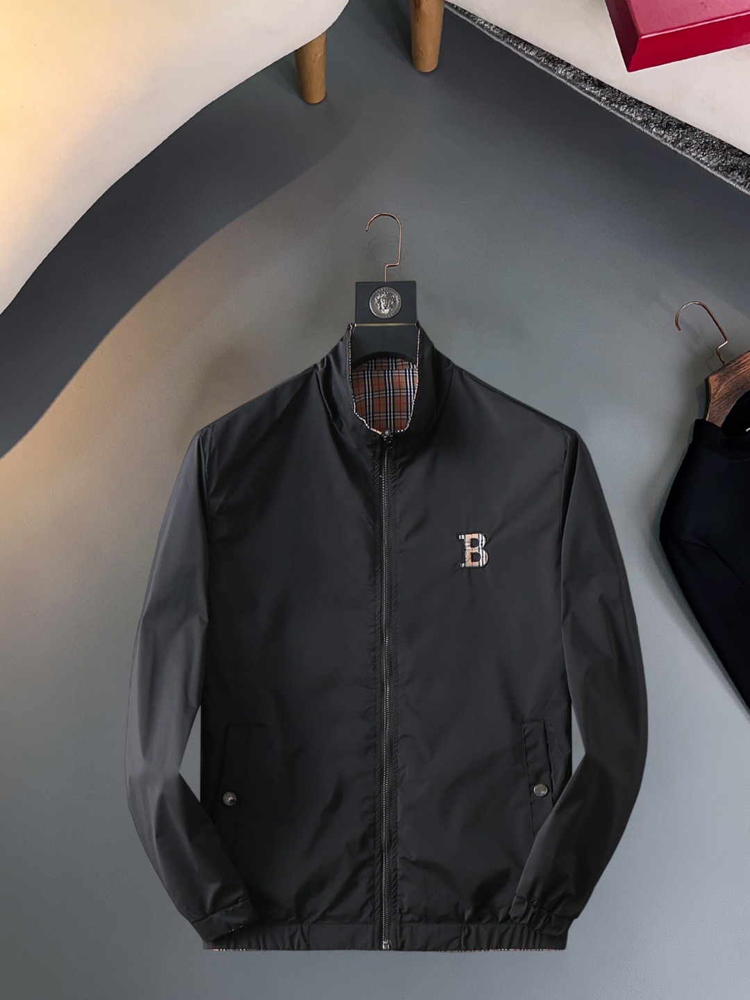 NO:570437,Burberry's 2025 new autumn jacket, the new product on the show is in perfect condition, comfortable and warm, complete with three colors, full and attractive color, very outstanding design, easily upgrades the fashion sense, extremely elegant and rigorous workmanship, neat and meticulous wiring!  A masterpiece from a famous designer!  The upper body does not look bloated and is super handsome!  Available size M ~ XXXL,,burberry,jackets & coats,jackets & coats,alexander wang19860909巴宝莉 2025秋季新款夹克外套,秀场新品品相非常完美,舒适保暖,三标齐全色泽饱满诱人,非常出彩的设计,轻松将时髦感进阶,做工极为考究严谨,走线工整细致！大牌设计师巨作！上身不显臃肿、超级帅气！现货码数M ～ XXXL,,burberry,jackets & coats,jackets & coats,alexander wang,Men's clothing