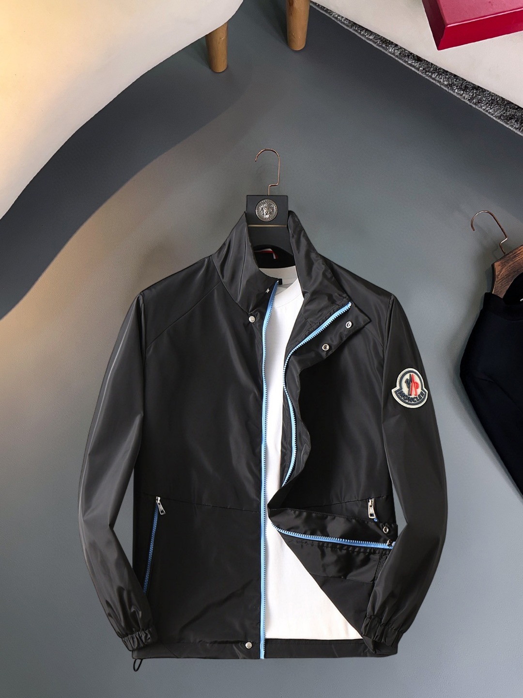 NO:570439,Mengkou 2025 new autumn jacket, the new product on the show is in perfect condition, comfortable and warm, complete with three labels, full and attractive color, very outstanding design, easily upgrades the fashion sense, extremely elegant and rigorous workmanship, neat and meticulous wiring!  A masterpiece from a famous designer!  The upper body does not look bloated and is super handsome!  Available sizes M ~ XXXL,,Moncler,jackets & coats,jackets & coats,alexander wang19860909蒙口 2025秋季新款夹克外套,秀场新品品相非常完美,舒适保暖,三标齐全色泽饱满诱人,非常出彩的设计,轻松将时髦感进阶,做工极为考究严谨,走线工整细致！大牌设计师巨作！上身不显臃肿、超级帅气！现货码数M ～ XXXL,,Moncler,jackets & coats,jackets & coats,alexander wang,Men's clothing