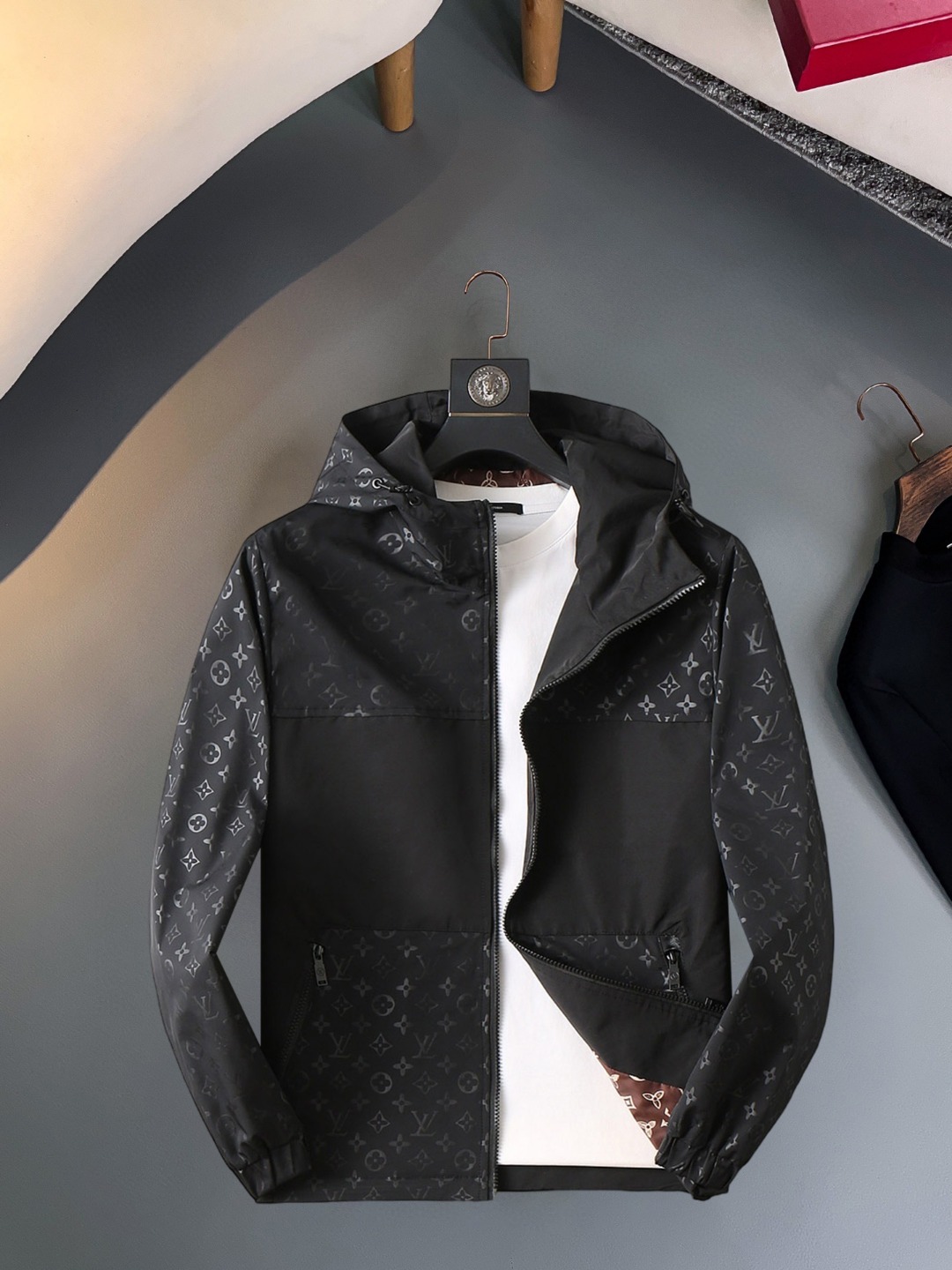 NO:570441,LV 2025 new autumn jacket, the new product on the show is in perfect condition, comfortable and warm, complete with three labels, full and attractive colors, very outstanding design, easily upgrades the fashion sense, extremely sophisticated and rigorous workmanship, neat and meticulous wiring!  A masterpiece from a famous designer!  The upper body does not look bloated and is super handsome!  Available sizes M ~ XXXL,,louis vuitton,jackets & coats,jackets & coats,alexander wang19860909LV 2025秋季新款夹克外套,秀场新品品相非常完美,舒适保暖,三标齐全色泽饱满诱人,非常出彩的设计,轻松将时髦感进阶,做工极为考究严谨,走线工整细致！大牌设计师巨作！上身不显臃肿、超级帅气！现货码数M ～ XXXL,,louis vuitton,jackets & coats,jackets & coats,alexander wang,Men's clothing