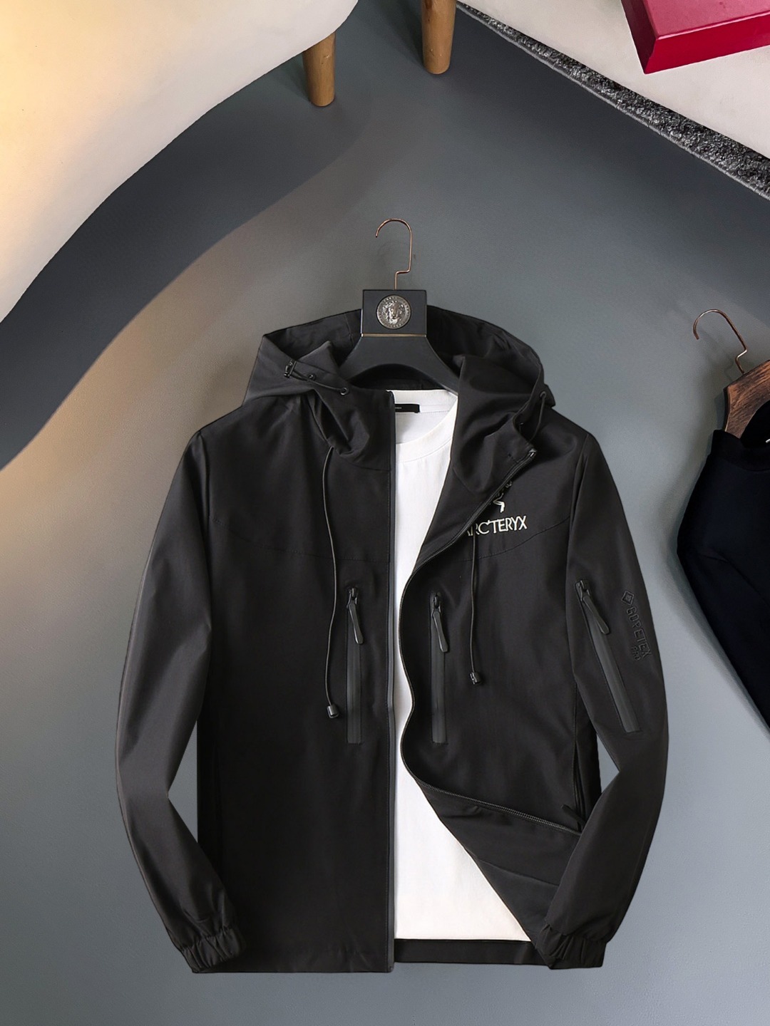 NO:570443,Arc'teryx 2025 new autumn jacket, the new product on the show is in perfect condition, comfortable and warm, complete with three colors, full and attractive color, very outstanding design, easily upgrades the fashion sense, extremely elegant and rigorous workmanship, neat and meticulous wiring!  A masterpiece from a famous designer!  The upper body does not look bloated and is super handsome!  Available size M ~ XXXL,arc'teryx,jackets & coats,jackets & coats,alexander wang19860909始祖鸟 2025秋季新款夹克外套,秀场新品品相非常完美,舒适保暖,三标齐全色泽饱满诱人,非常出彩的设计,轻松将时髦感进阶,做工极为考究严谨,走线工整细致！大牌设计师巨作！上身不显臃肿、超级帅气！现货码数M ～ XXXL,arc'teryx,jackets & coats,jackets & coats,alexander wang,Men's clothing