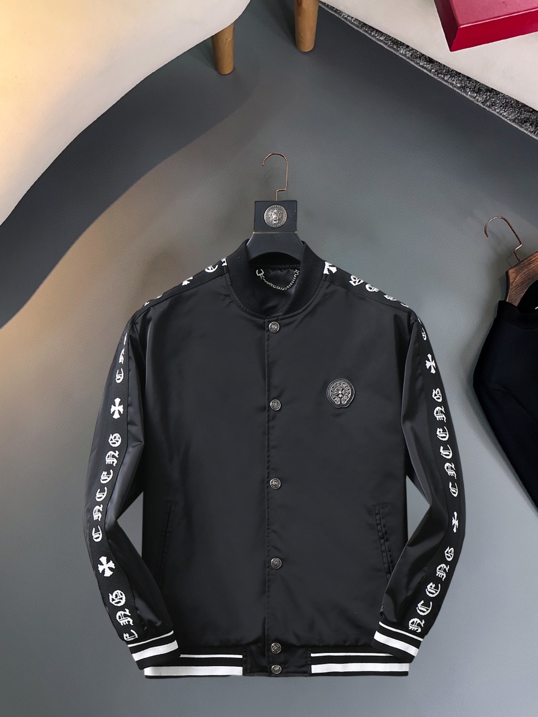 NO:570445,Croxin 2025 new autumn jacket, the new product on the show is in perfect condition, comfortable and warm, complete with three labels, full of attractive colors, very outstanding design, easily upgrades the fashion sense, extremely elegant and rigorous workmanship, neat and meticulous wiring!  A masterpiece from a famous designer!  The upper body does not look bloated and is super handsome!  Available sizes M ~ XXXL,,chrome hearts,jackets & coats,jackets & coats,alexander wang19860909克罗心 2025秋季新款夹克外套,秀场新品品相非常完美,舒适保暖,三标齐全色泽饱满诱人,非常出彩的设计,轻松将时髦感进阶,做工极为考究严谨,走线工整细致！大牌设计师巨作！上身不显臃肿、超级帅气！现货码数M ～ XXXL,,chrome hearts,jackets & coats,jackets & coats,alexander wang,Men's clothing