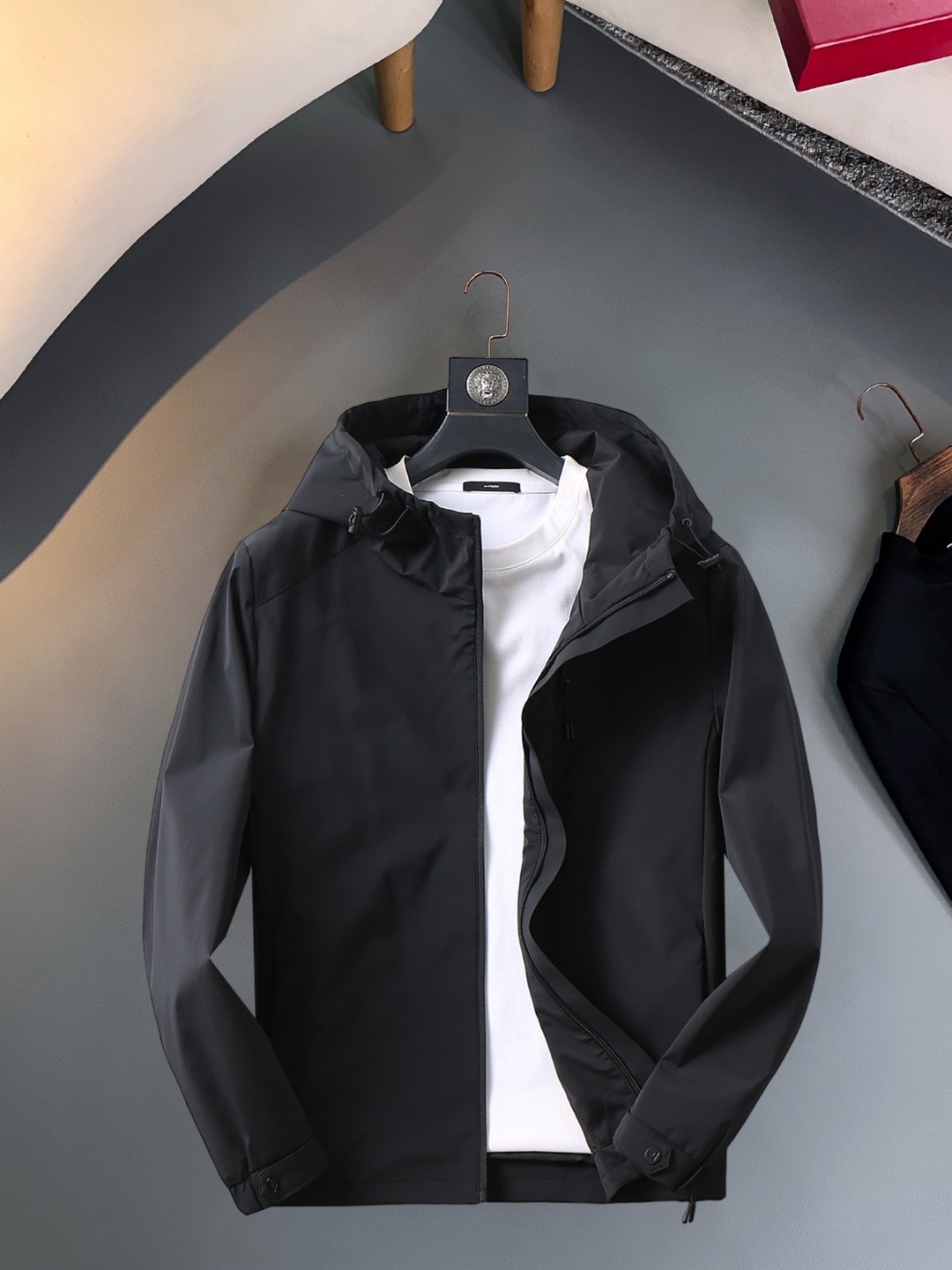 NO:570428,Armani 2025 new autumn jacket, the new product on the show is in perfect condition, comfortable and warm, complete with three labels, full and attractive color, very outstanding design, easily upgrades the fashion sense, extremely elegant and rigorous workmanship, neat and meticulous wiring!  A masterpiece from a famous designer!  The upper body does not look bloated and is super handsome!  Available sizes M ~ XXXL,,armani,jackets & coats,jackets & coats,alexander wang19860909阿玛尼 2025秋季新款夹克外套,秀场新品品相非常完美,舒适保暖,三标齐全色泽饱满诱人,非常出彩的设计,轻松将时髦感进阶,做工极为考究严谨,走线工整细致！大牌设计师巨作！上身不显臃肿、超级帅气！现货码数M ～ XXXL,,armani,jackets & coats,jackets & coats,alexander wang,Men's clothing