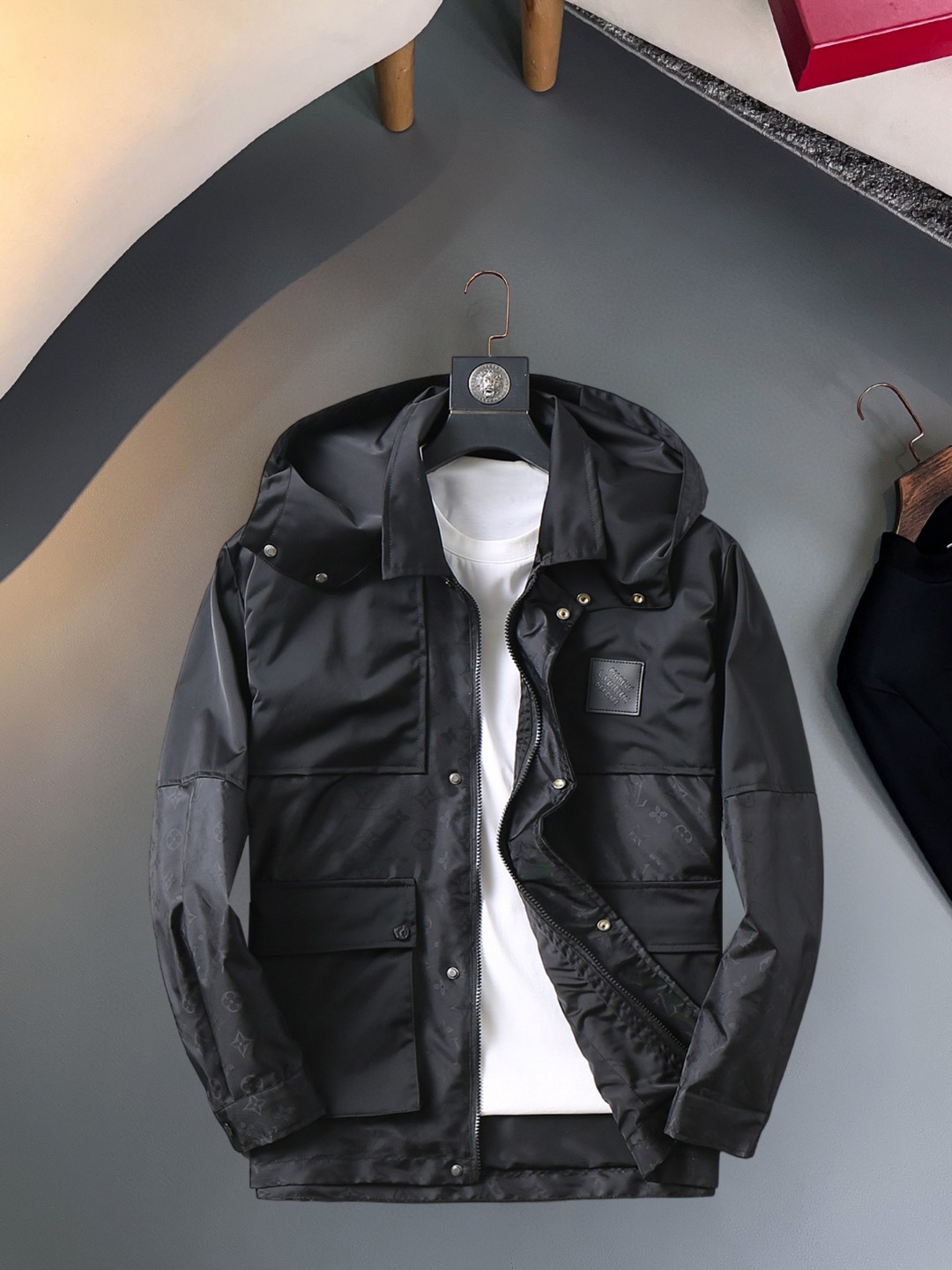 NO:570430,LV 2025 new autumn jacket, the new product on the show is in perfect condition, comfortable and warm, complete with three labels, full and attractive colors, very outstanding design, easily upgrades the fashion sense, extremely sophisticated and rigorous workmanship, neat and meticulous wiring!  A masterpiece from a famous designer!  The upper body does not look bloated and is super handsome!  Available sizes M ~ XXXL,,louis vuitton,jackets & coats,jackets & coats,alexander wang19860909LV 2025秋季新款夹克外套,秀场新品品相非常完美,舒适保暖,三标齐全色泽饱满诱人,非常出彩的设计,轻松将时髦感进阶,做工极为考究严谨,走线工整细致！大牌设计师巨作！上身不显臃肿、超级帅气！现货码数M ～ XXXL,,louis vuitton,jackets & coats,jackets & coats,alexander wang,Men's clothing