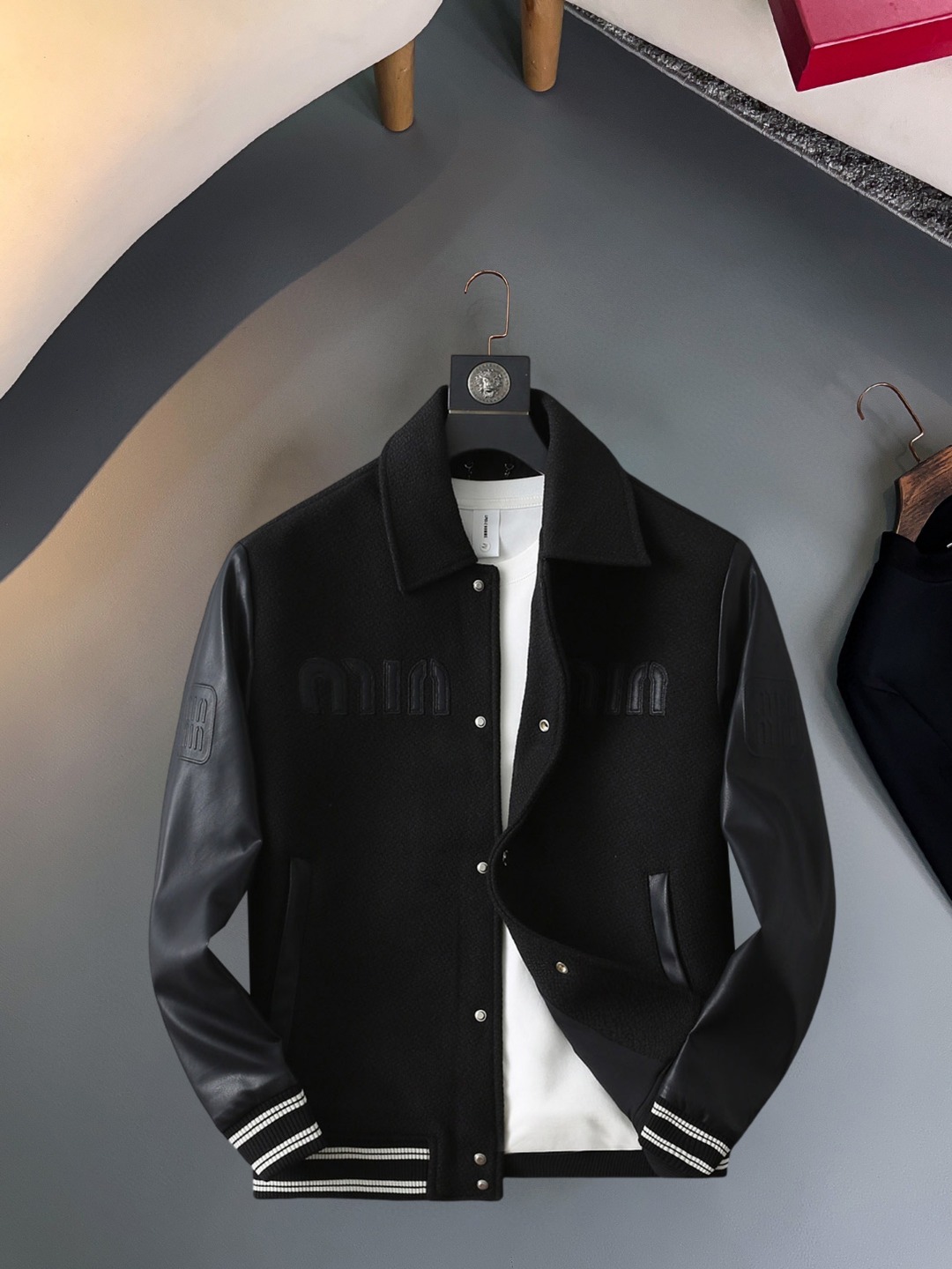 NO:570432,miumiu 2025 new autumn jacket, the new product on the show is in perfect condition, comfortable and warm, complete with three colors, full and attractive color, very outstanding design, easily upgrades the fashion sense, extremely elegant and rigorous workmanship, neat and meticulous wiring!  A masterpiece from a famous designer!  The upper body does not look bloated and is super handsome!  Available sizes M ~ XXXL,,miumiu,jackets & coats,jackets & coats,alexander wang19860909miumiu 2025秋季新款夹克外套,秀场新品品相非常完美,舒适保暖,三标齐全色泽饱满诱人,非常出彩的设计,轻松将时髦感进阶,做工极为考究严谨,走线工整细致！大牌设计师巨作！上身不显臃肿、超级帅气！现货码数M ～ XXXL,,miumiu,jackets & coats,jackets & coats,alexander wang,Men's clothing