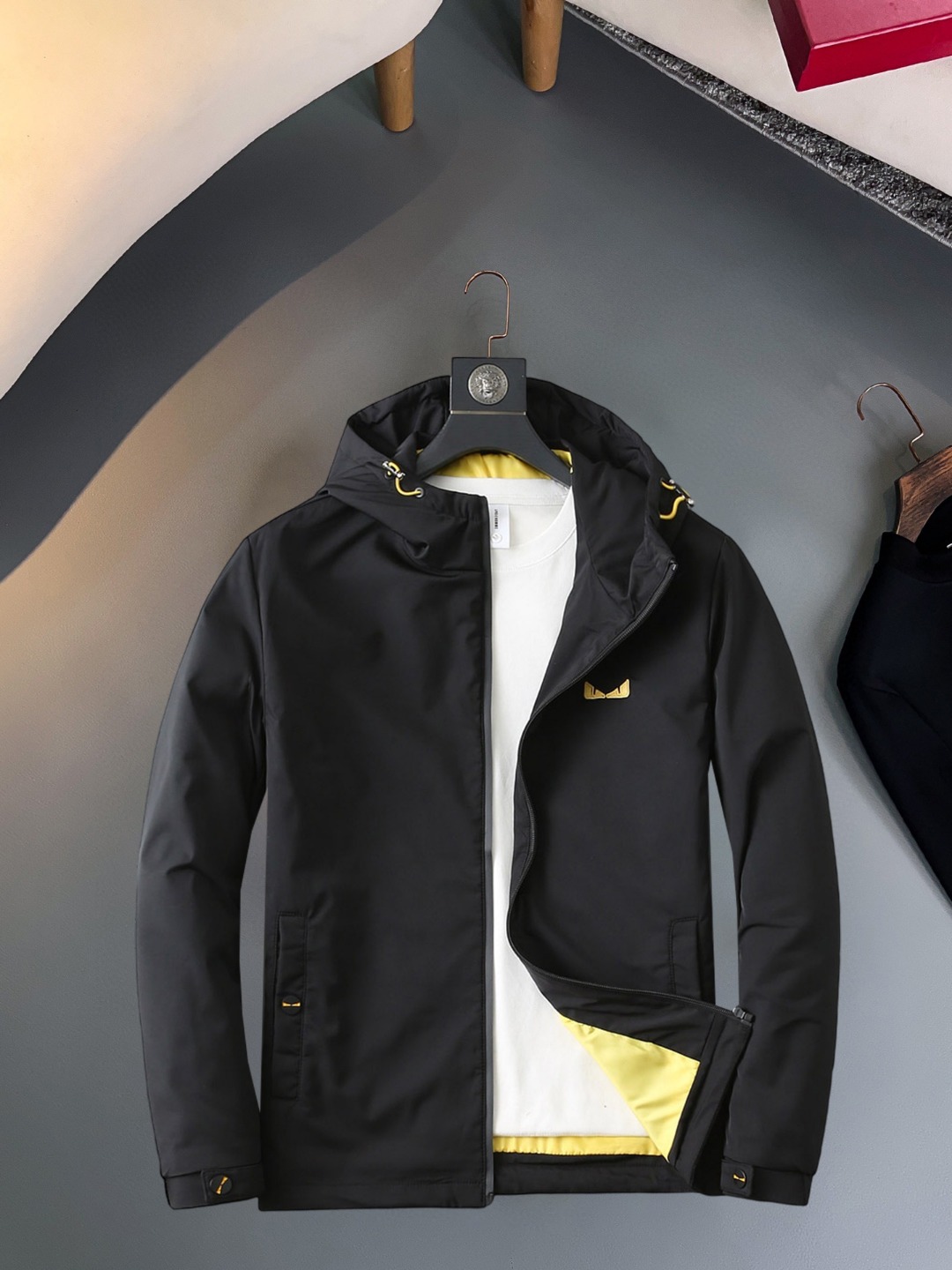 NO:570436,Fendi 2025 new autumn jacket, the new product on the show is in perfect condition, comfortable and warm, complete with three colors, full and attractive colors, very outstanding design, easily upgrades the fashion sense, extremely sophisticated and rigorous workmanship, neat and meticulous wiring!  A masterpiece from a famous designer!  The upper body does not look bloated and is super handsome!  Available sizes M ~ XXXL,,fendi,jackets & coats,jackets & coats,alexander wang19860909芬迪 2025秋季新款夹克外套,秀场新品品相非常完美,舒适保暖,三标齐全色泽饱满诱人,非常出彩的设计,轻松将时髦感进阶,做工极为考究严谨,走线工整细致！大牌设计师巨作！上身不显臃肿、超级帅气！现货码数M ～ XXXL,,fendi,jackets & coats,jackets & coats,alexander wang,Men's clothing