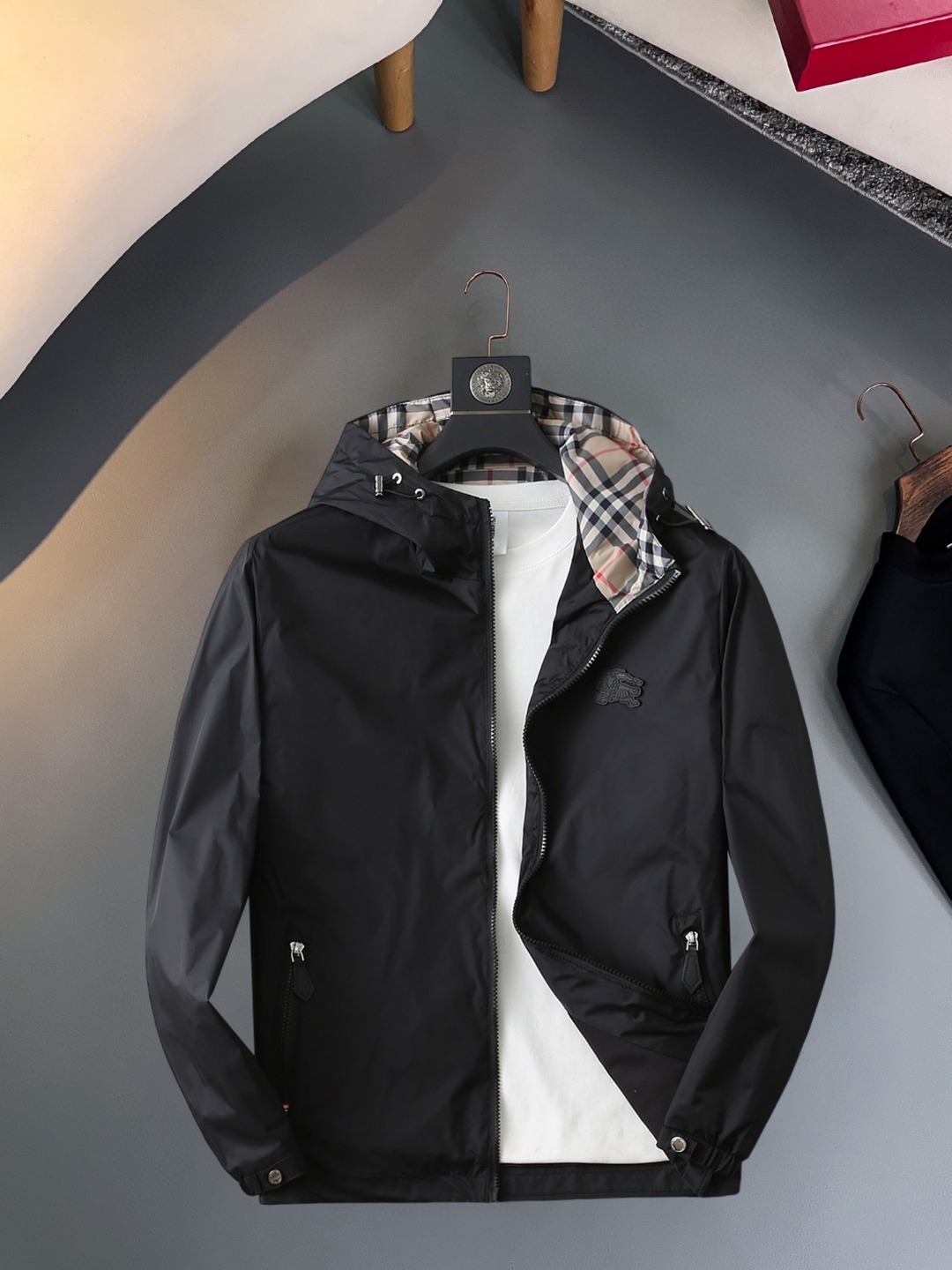 NO:570438,Burberry's 2025 new autumn jacket, the new product on the show is in perfect condition, comfortable and warm, complete with three colors, full and attractive color, very outstanding design, easily upgrades the fashion sense, extremely elegant and rigorous workmanship, neat and meticulous wiring!  A masterpiece from a famous designer!  The upper body does not look bloated and is super handsome!  Available size M ~ XXXL,,burberry,jackets & coats,jackets & coats,alexander wang19860909巴宝莉 2025秋季新款夹克外套,秀场新品品相非常完美,舒适保暖,三标齐全色泽饱满诱人,非常出彩的设计,轻松将时髦感进阶,做工极为考究严谨,走线工整细致！大牌设计师巨作！上身不显臃肿、超级帅气！现货码数M ～ XXXL,,burberry,jackets & coats,jackets & coats,alexander wang,Men's clothing