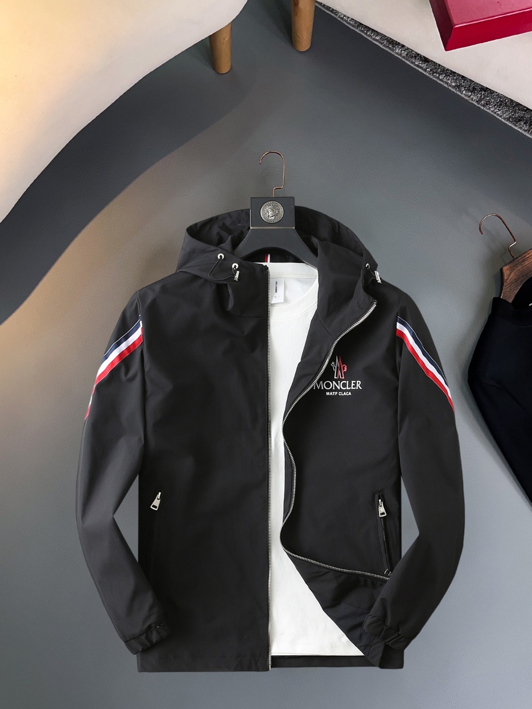 NO:570440,Mengkou 2025 new autumn jacket, the new product on the show is in perfect condition, comfortable and warm, complete with three labels, full and attractive color, very outstanding design, easily upgrades the fashion sense, extremely elegant and rigorous workmanship, neat and meticulous wiring!  A masterpiece from a famous designer!  The upper body does not look bloated and is super handsome!  Available sizes M ~ XXXL,,Moncler,jackets & coats,jackets & coats,alexander wang19860909蒙口 2025秋季新款夹克外套,秀场新品品相非常完美,舒适保暖,三标齐全色泽饱满诱人,非常出彩的设计,轻松将时髦感进阶,做工极为考究严谨,走线工整细致！大牌设计师巨作！上身不显臃肿、超级帅气！现货码数M ～ XXXL,,Moncler,jackets & coats,jackets & coats,alexander wang,Men's clothing