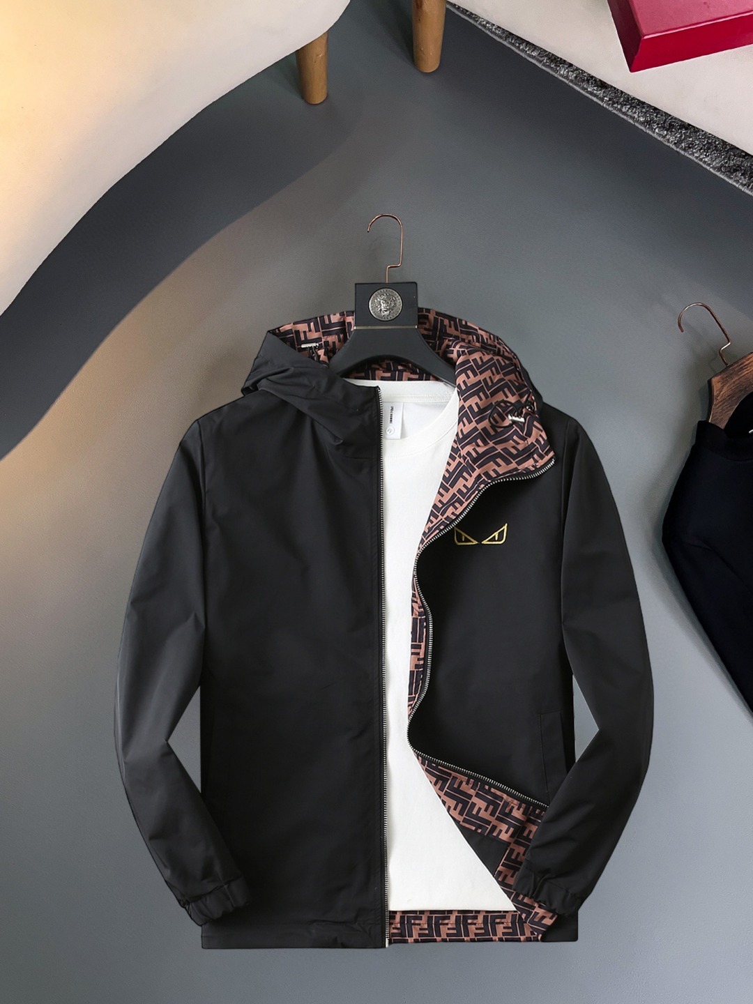 NO:570442,Fendi 2025 new autumn jacket, the new product on the show is in perfect condition, comfortable and warm, complete with three colors, full and attractive colors, very outstanding design, easily upgrades the fashion sense, extremely sophisticated and rigorous workmanship, neat and meticulous wiring!  A masterpiece from a famous designer!  The upper body does not look bloated and is super handsome!  Available sizes M ~ XXXL,,fendi,jackets & coats,jackets & coats,alexander wang19860909芬迪 2025秋季新款夹克外套,秀场新品品相非常完美,舒适保暖,三标齐全色泽饱满诱人,非常出彩的设计,轻松将时髦感进阶,做工极为考究严谨,走线工整细致！大牌设计师巨作！上身不显臃肿、超级帅气！现货码数M ～ XXXL,,fendi,jackets & coats,jackets & coats,alexander wang,Men's clothing