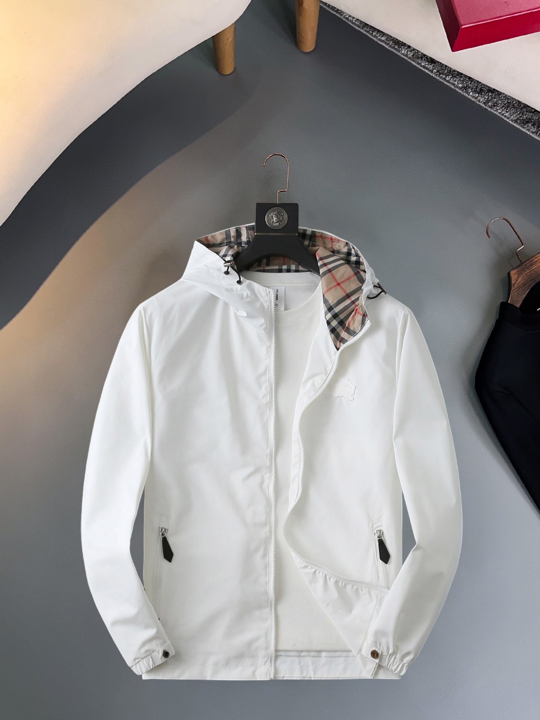 NO:570444,Burberry's 2025 new autumn jacket, the new product on the show is in perfect condition, comfortable and warm, complete with three colors, full and attractive color, very outstanding design, easily upgrades the fashion sense, extremely elegant and rigorous workmanship, neat and meticulous wiring!  A masterpiece from a famous designer!  The upper body does not look bloated and is super handsome!  Available size M ~ XXXL,,burberry,jackets & coats,jackets & coats,alexander wang19860909巴宝莉 2025秋季新款夹克外套,秀场新品品相非常完美,舒适保暖,三标齐全色泽饱满诱人,非常出彩的设计,轻松将时髦感进阶,做工极为考究严谨,走线工整细致！大牌设计师巨作！上身不显臃肿、超级帅气！现货码数M ～ XXXL,,burberry,jackets & coats,jackets & coats,alexander wang,Men's clothing