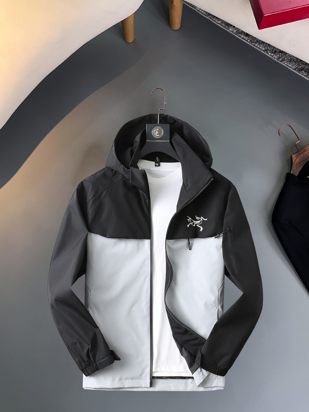 NO:570446,Arc'teryx 2025 new autumn jacket, the new product on the show is in perfect condition, comfortable and warm, complete with three colors, full and attractive color, very outstanding design, easily upgrades the fashion sense, extremely elegant and rigorous workmanship, neat and meticulous wiring!  A masterpiece from a famous designer!  The upper body does not look bloated and is super handsome!  Available size M ~ XXXL,arc'teryx,jackets & coats,jackets & coats,alexander wang19860909始祖鸟 2025秋季新款夹克外套,秀场新品品相非常完美,舒适保暖,三标齐全色泽饱满诱人,非常出彩的设计,轻松将时髦感进阶,做工极为考究严谨,走线工整细致！大牌设计师巨作！上身不显臃肿、超级帅气！现货码数M ～ XXXL,arc'teryx,jackets & coats,jackets & coats,alexander wang,Men's clothing