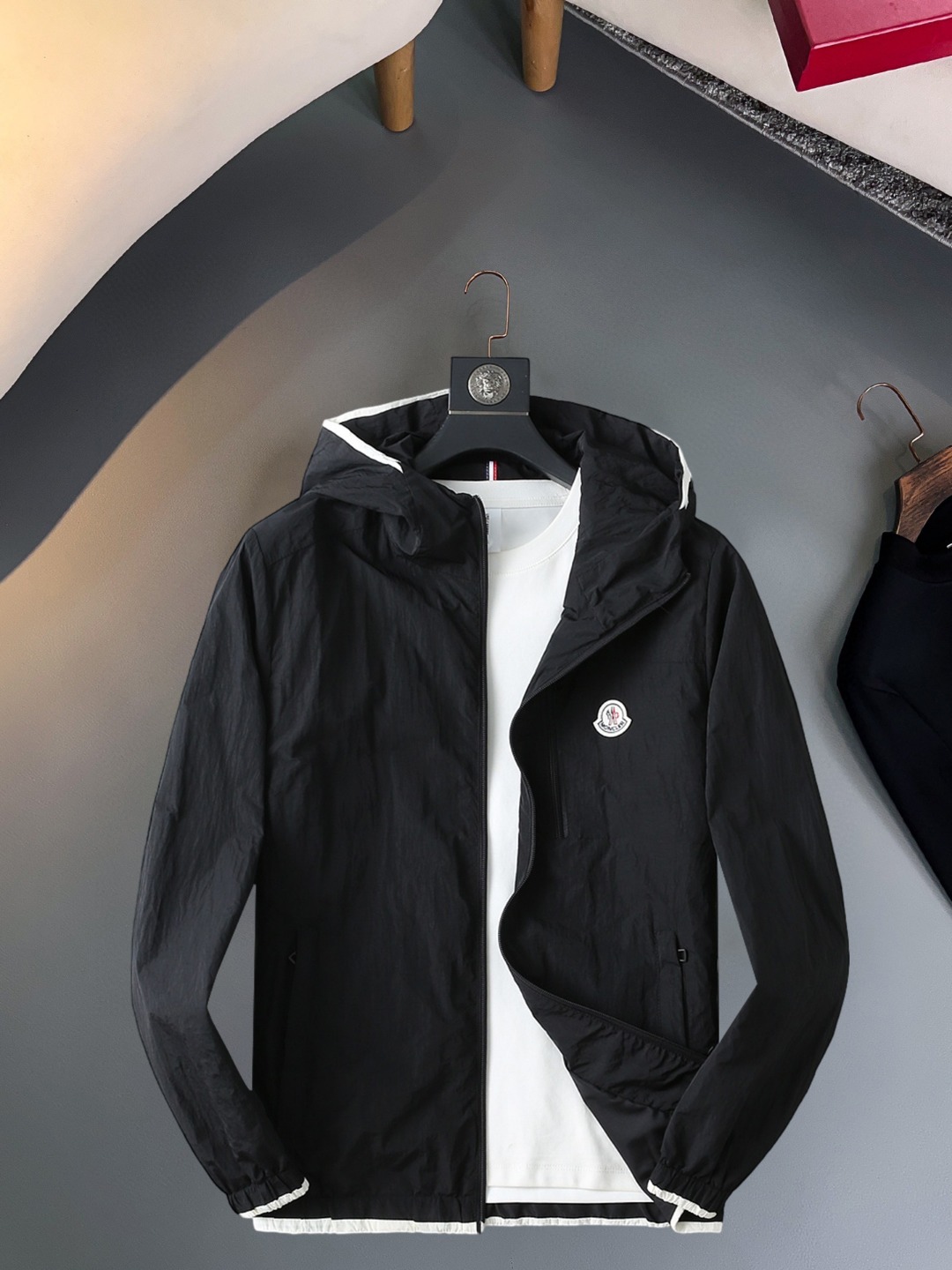 NO:570447,Mengkou 2025 new autumn jacket, the new product on the show is in perfect condition, comfortable and warm, complete with three labels, full and attractive color, very outstanding design, easily upgrades the fashion sense, extremely elegant and rigorous workmanship, neat and meticulous wiring!  A masterpiece from a famous designer!  The upper body does not look bloated and is super handsome!  Available sizes M ~ XXXL,,Moncler,jackets & coats,jackets & coats,alexander wang19860909蒙口 2025秋季新款夹克外套,秀场新品品相非常完美,舒适保暖,三标齐全色泽饱满诱人,非常出彩的设计,轻松将时髦感进阶,做工极为考究严谨,走线工整细致！大牌设计师巨作！上身不显臃肿、超级帅气！现货码数M ～ XXXL,,Moncler,jackets & coats,jackets & coats,alexander wang,Men's clothing