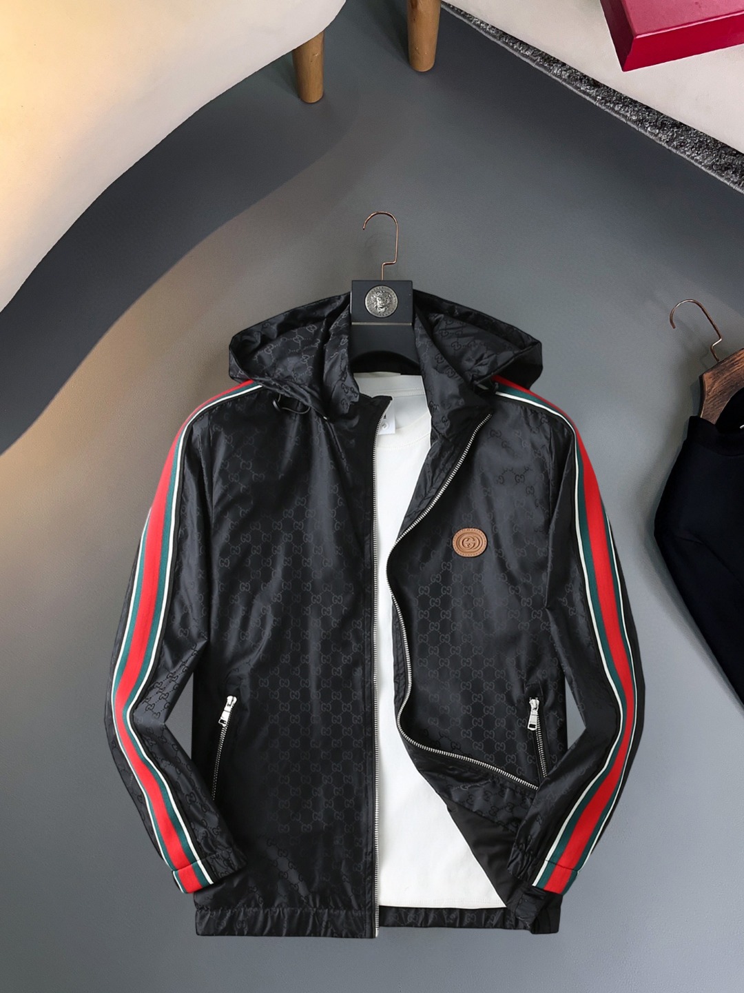 NO:570450,Gucci 2025 new autumn jacket, the new product on the show is in perfect condition, comfortable and warm, complete with three colors, full and attractive color, very outstanding design, easily upgrades the fashion sense, extremely elegant and rigorous workmanship, neat and meticulous wiring!  A masterpiece from a famous designer!  The upper body does not look bloated and is super handsome!  Available size M ~ XXXL,,jackets & coats,jackets & coats,alexander wang19860909古奇 2025秋季新款夹克外套,秀场新品品相非常完美,舒适保暖,三标齐全色泽饱满诱人,非常出彩的设计,轻松将时髦感进阶,做工极为考究严谨,走线工整细致！大牌设计师巨作！上身不显臃肿、超级帅气！现货码数M ～ XXXL,,jackets & coats,jackets & coats,alexander wang,Men's clothing