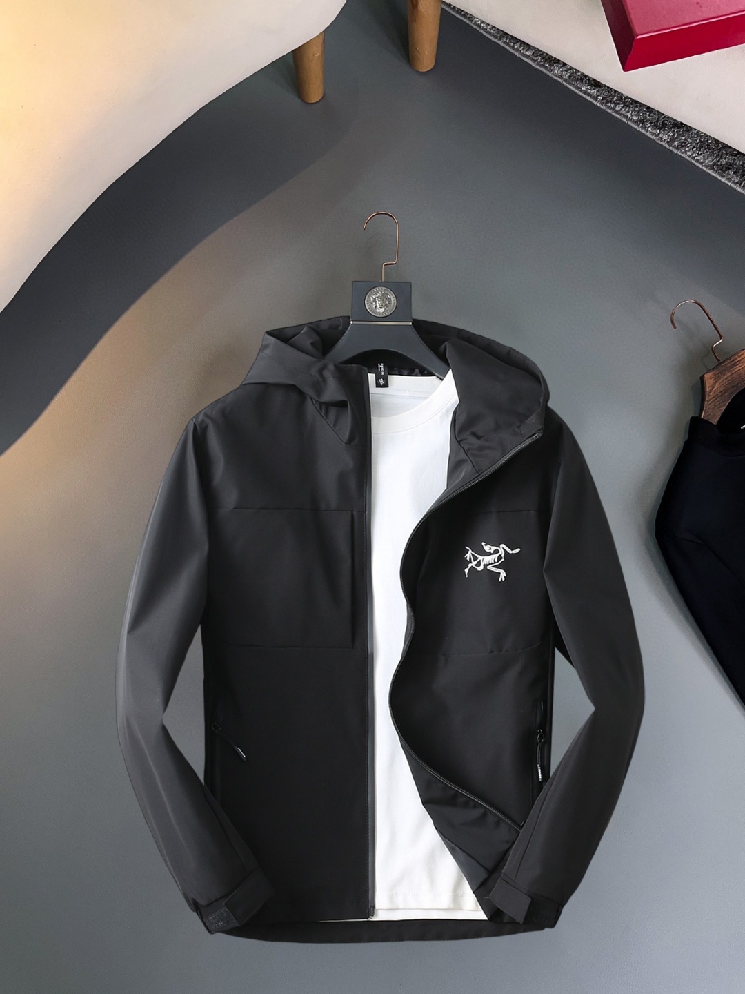 NO:570453,Arc'teryx 2025 new autumn jacket, the new product on the show is in perfect condition, comfortable and warm, complete with three colors, full and attractive color, very outstanding design, easily upgrades the fashion sense, extremely elegant and rigorous workmanship, neat and meticulous wiring!  A masterpiece from a famous designer!  The upper body does not look bloated and is super handsome!  Available size M ~ XXXL,arc'teryx,jackets & coats,jackets & coats,alexander wang19860909始祖鸟 2025秋季新款夹克外套,秀场新品品相非常完美,舒适保暖,三标齐全色泽饱满诱人,非常出彩的设计,轻松将时髦感进阶,做工极为考究严谨,走线工整细致！大牌设计师巨作！上身不显臃肿、超级帅气！现货码数M ～ XXXL,arc'teryx,jackets & coats,jackets & coats,alexander wang,Men's clothing