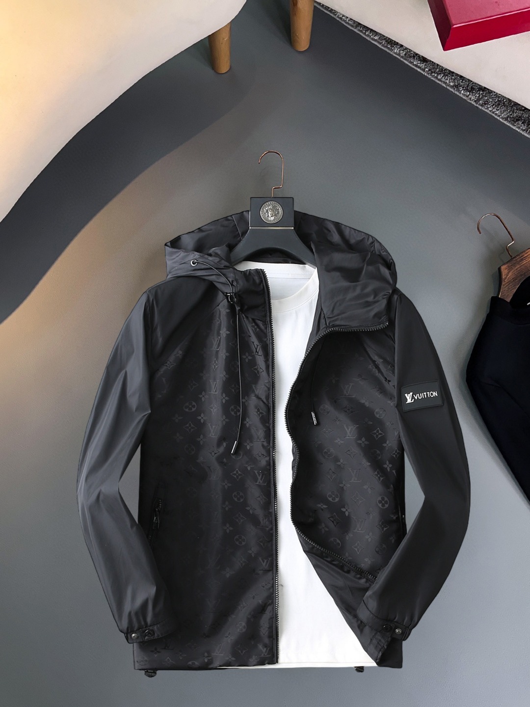 NO:570456,LV 2025 autumn new jacket, the new product on the show is in perfect condition, comfortable and warm, complete with three labels, full and attractive color, very outstanding design, easily upgrades the fashion sense, extremely sophisticated workmanship, neat and meticulous wiring!  A masterpiece from a famous designer!  The upper body does not look bloated and is super handsome!  Available sizes M ~ XXXL,,louis vuitton,jackets & coats,jackets & coats,alexander wang19860909Lv 2025秋季新款夹克外套,秀场新品品相非常完美,舒适保暖,三标齐全色泽饱满诱人,非常出彩的设计,轻松将时髦感进阶,做工极为考究严谨,走线工整细致！大牌设计师巨作！上身不显臃肿、超级帅气！现货码数M ～ XXXL,,louis vuitton,jackets & coats,jackets & coats,alexander wang,Men's clothing