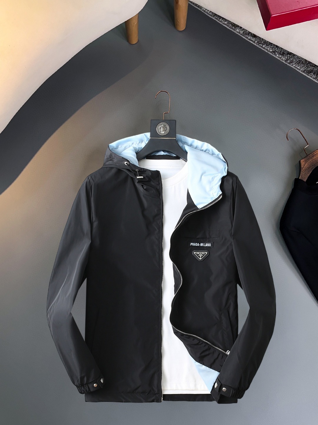 NO:570459,Prada 2025 new autumn jacket, the new product on the show is in perfect condition, comfortable and warm, complete with three colors, full and attractive color, very outstanding design, easily upgrades the fashion sense, extremely elegant and rigorous workmanship, neat and meticulous wiring!  A masterpiece from a famous designer!  The upper body does not look bloated and is super handsome!  Available sizes M ~ XXXL,,prada,jackets & coats,jackets & coats,alexander wang19860909普拉达 2025秋季新款夹克外套,秀场新品品相非常完美,舒适保暖,三标齐全色泽饱满诱人,非常出彩的设计,轻松将时髦感进阶,做工极为考究严谨,走线工整细致！大牌设计师巨作！上身不显臃肿、超级帅气！现货码数M ～ XXXL,,prada,jackets & coats,jackets & coats,alexander wang,Men's clothing