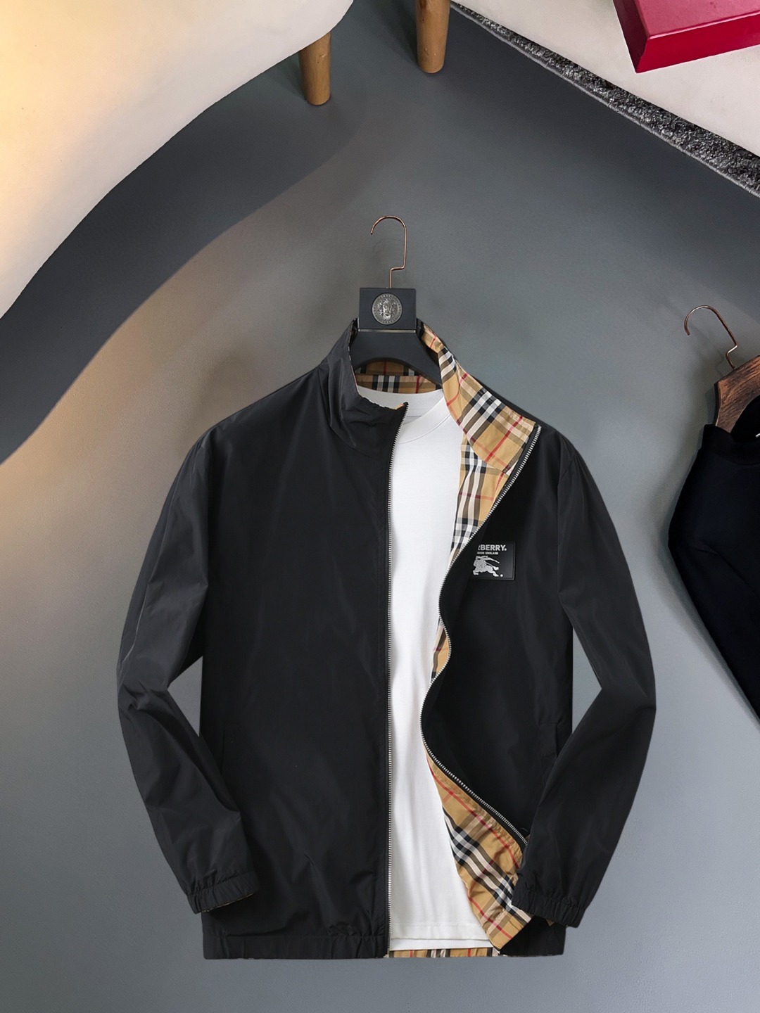 NO:570462,Burberry's 2025 new autumn jacket, the new product on the show is in perfect condition, comfortable and warm, complete with three colors, full and attractive color, very outstanding design, easily upgrades the fashion sense, extremely elegant and rigorous workmanship, neat and meticulous wiring!  A masterpiece from a famous designer!  The upper body does not look bloated and is super handsome!  Available size M ~ XXXL,,burberry,jackets & coats,jackets & coats,alexander wang19860909巴宝莉 2025秋季新款夹克外套,秀场新品品相非常完美,舒适保暖,三标齐全色泽饱满诱人,非常出彩的设计,轻松将时髦感进阶,做工极为考究严谨,走线工整细致！大牌设计师巨作！上身不显臃肿、超级帅气！现货码数M ～ XXXL,,burberry,jackets & coats,jackets & coats,alexander wang,Men's clothing