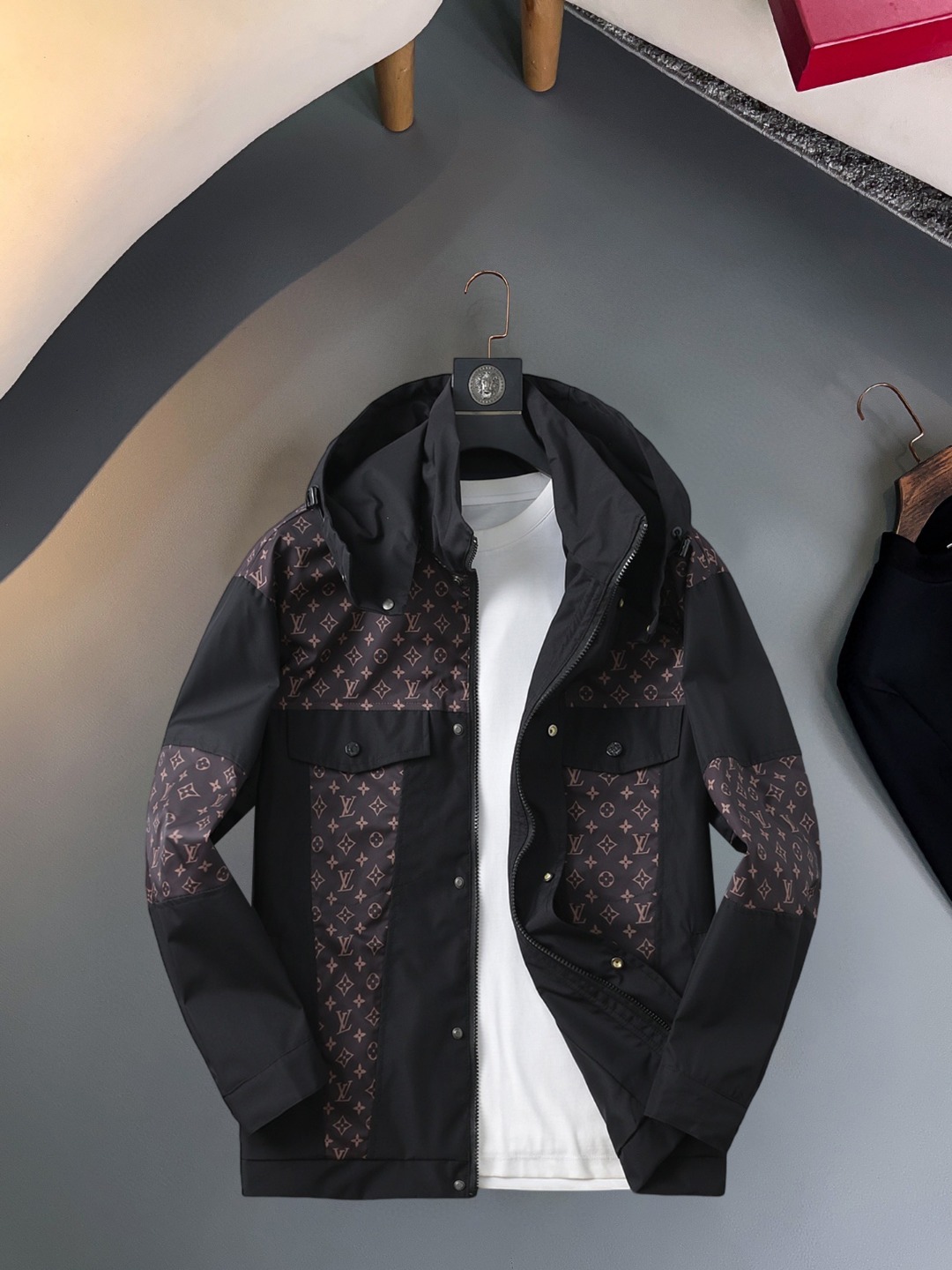 NO:570465,LV 2025 new autumn jacket, the new product on the show is in perfect condition, comfortable and warm, complete with three labels, full and attractive colors, very outstanding design, easily upgrades the fashion sense, extremely sophisticated and rigorous workmanship, neat and meticulous wiring!  A masterpiece from a famous designer!  The upper body does not look bloated and is super handsome!  Available sizes M ~ XXXL,,louis vuitton,jackets & coats,jackets & coats,alexander wang19860909LV 2025秋季新款夹克外套,秀场新品品相非常完美,舒适保暖,三标齐全色泽饱满诱人,非常出彩的设计,轻松将时髦感进阶,做工极为考究严谨,走线工整细致！大牌设计师巨作！上身不显臃肿、超级帅气！现货码数M ～ XXXL,,louis vuitton,jackets & coats,jackets & coats,alexander wang,Men's clothing