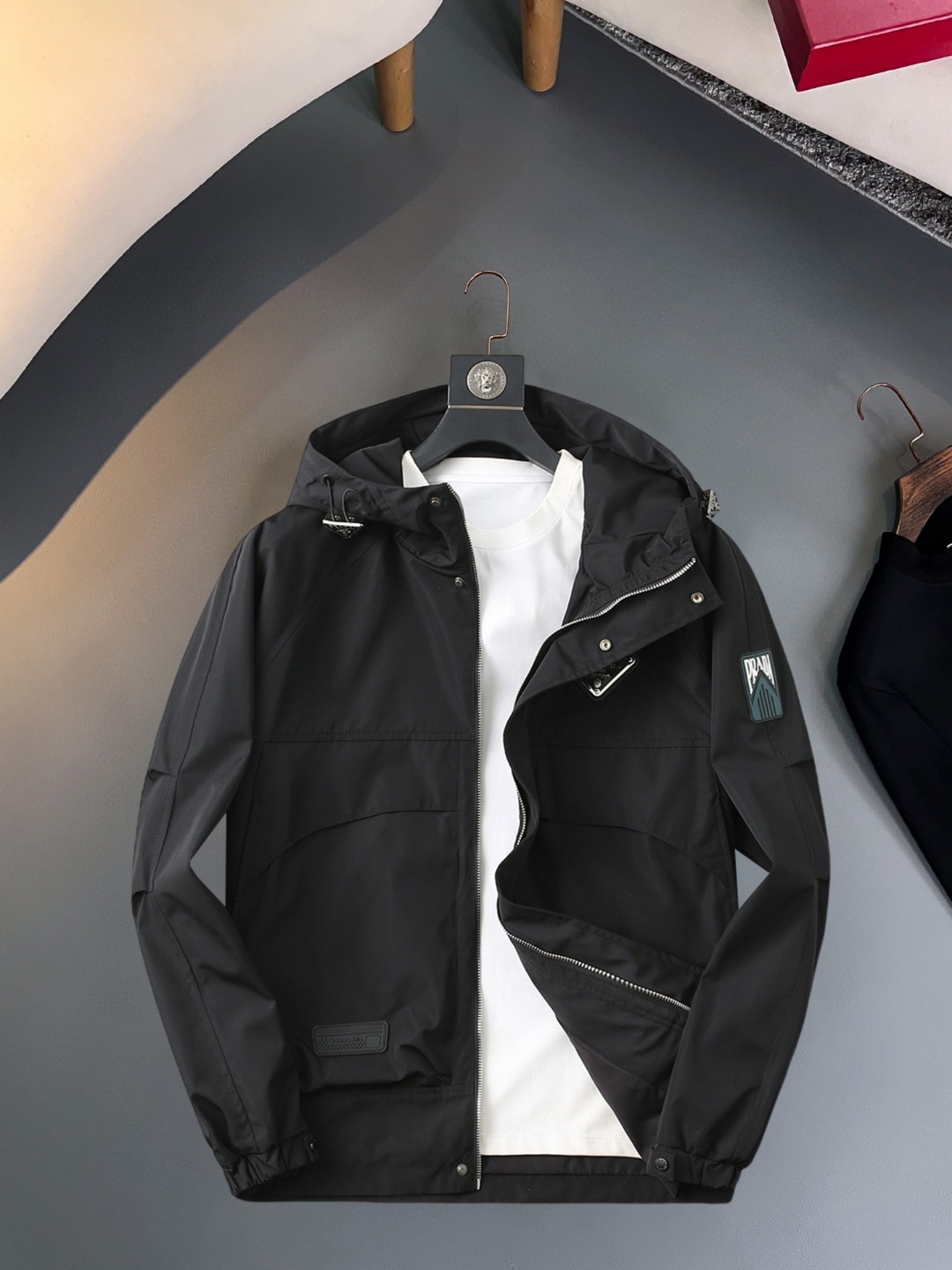 NO:570468,Prada 2025 new autumn jacket, the new product on the show is in perfect condition, comfortable and warm, complete with three colors, full and attractive color, very outstanding design, easily upgrades the fashion sense, extremely elegant and rigorous workmanship, neat and meticulous wiring!  A masterpiece from a famous designer!  The upper body does not look bloated and is super handsome!  Available sizes M ~ XXXL,,prada,jackets & coats,jackets & coats,alexander wang19860909普拉达 2025秋季新款夹克外套,秀场新品品相非常完美,舒适保暖,三标齐全色泽饱满诱人,非常出彩的设计,轻松将时髦感进阶,做工极为考究严谨,走线工整细致！大牌设计师巨作！上身不显臃肿、超级帅气！现货码数M ～ XXXL,,prada,jackets & coats,jackets & coats,alexander wang,Men's clothing