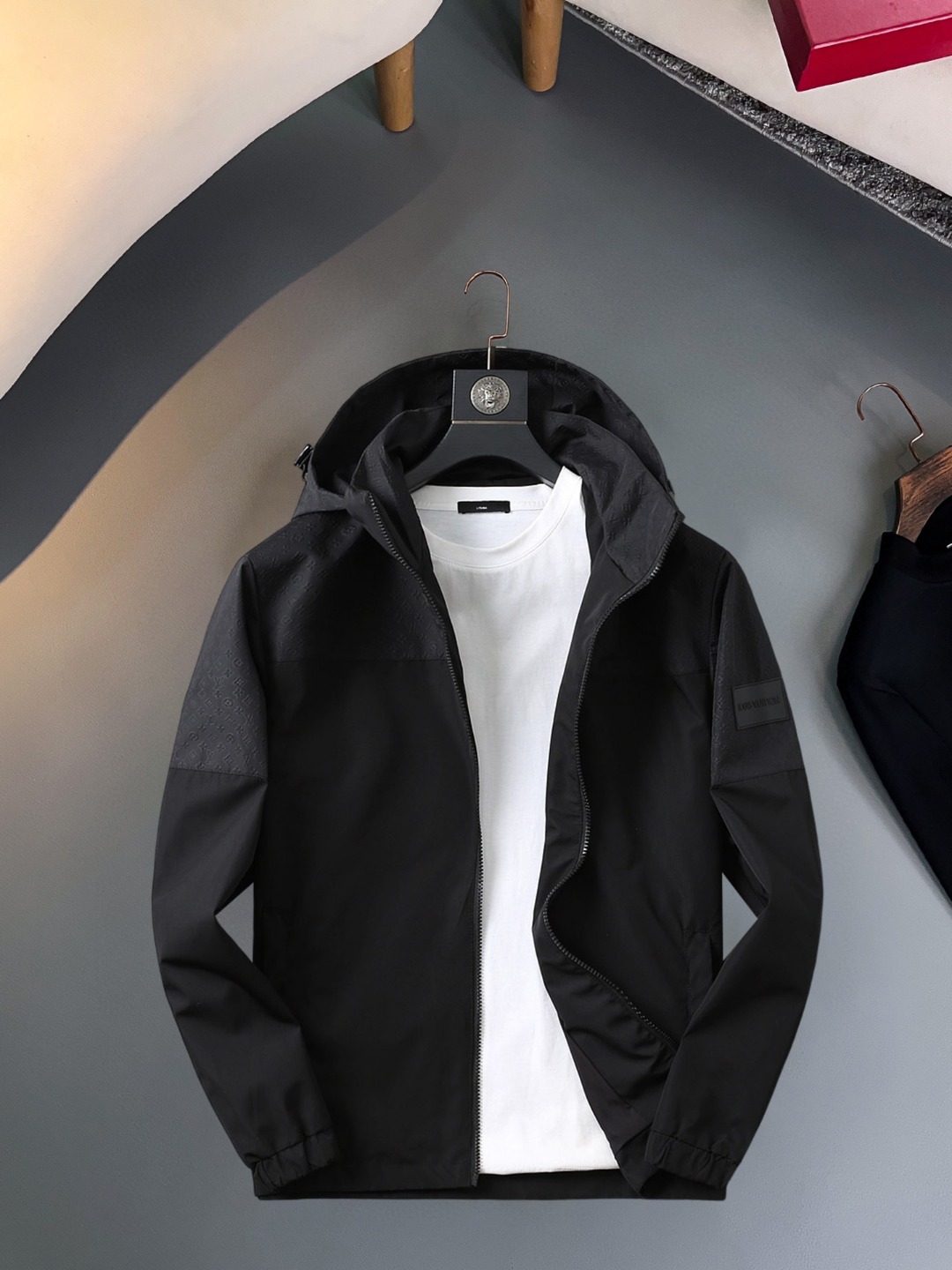 NO:570472,LV 2025 new autumn jacket, the new product on the show is in perfect condition, comfortable and warm, complete with three labels, full and attractive colors, very outstanding design, easily upgrades the fashion sense, extremely sophisticated and rigorous workmanship, neat and meticulous wiring!  A masterpiece from a famous designer!  The upper body does not look bloated and is super handsome!  Available sizes M ~ XXXL,,louis vuitton,jackets & coats,jackets & coats,alexander wang19860909LV 2025秋季新款夹克外套,秀场新品品相非常完美,舒适保暖,三标齐全色泽饱满诱人,非常出彩的设计,轻松将时髦感进阶,做工极为考究严谨,走线工整细致！大牌设计师巨作！上身不显臃肿、超级帅气！现货码数M ～ XXXL,,louis vuitton,jackets & coats,jackets & coats,alexander wang,Men's clothing