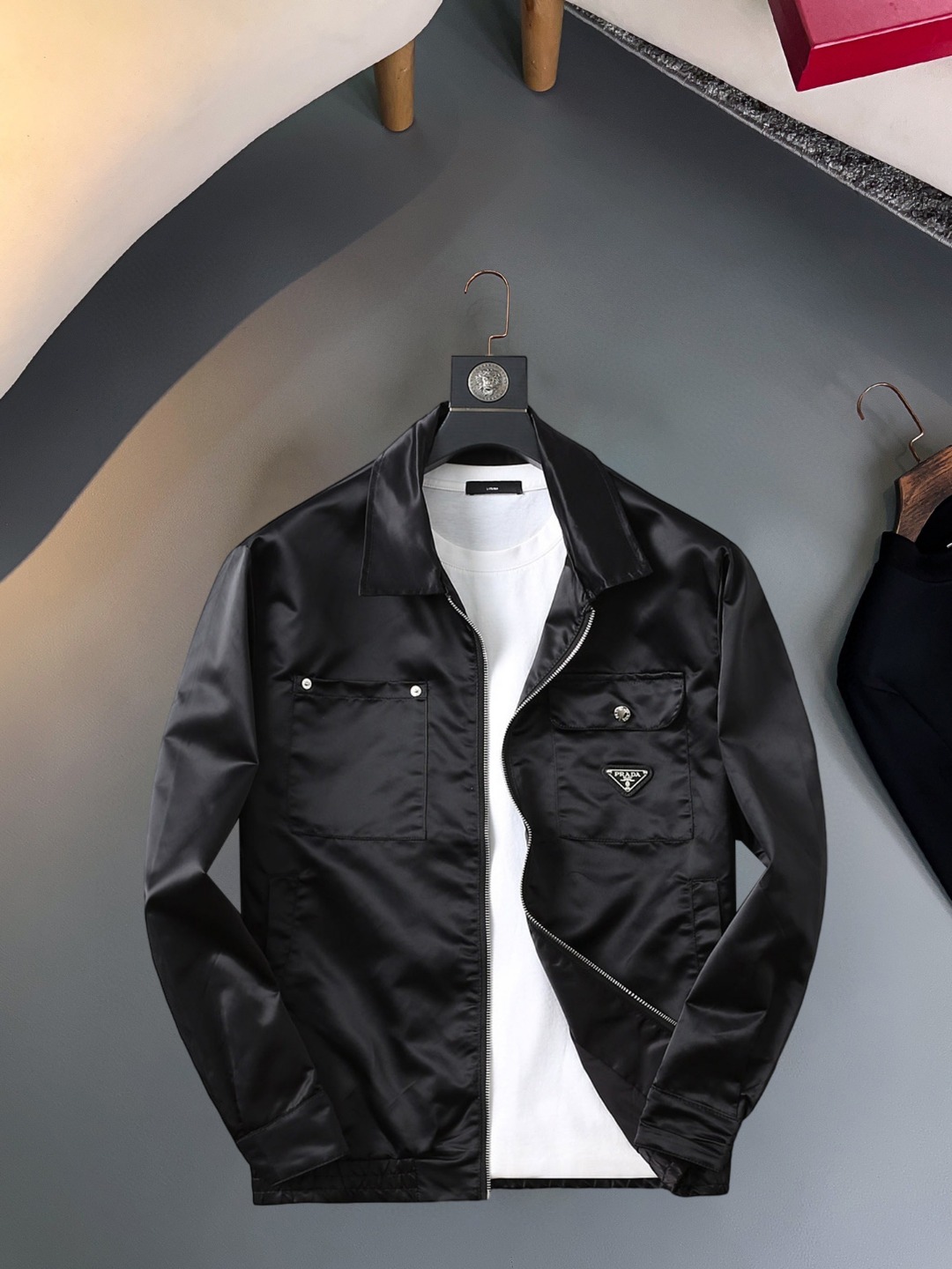 NO:570448,Prada 2025 new autumn jacket, the new product on the show is in perfect condition, comfortable and warm, complete with three colors, full and attractive color, very outstanding design, easily upgrades the fashion sense, extremely elegant and rigorous workmanship, neat and meticulous wiring!  A masterpiece from a famous designer!  The upper body does not look bloated and is super handsome!  Available sizes M ~ XXXL,,prada,jackets & coats,jackets & coats,alexander wang19860909普拉达 2025秋季新款夹克外套,秀场新品品相非常完美,舒适保暖,三标齐全色泽饱满诱人,非常出彩的设计,轻松将时髦感进阶,做工极为考究严谨,走线工整细致！大牌设计师巨作！上身不显臃肿、超级帅气！现货码数M ～ XXXL,,prada,jackets & coats,jackets & coats,alexander wang,Men's clothing