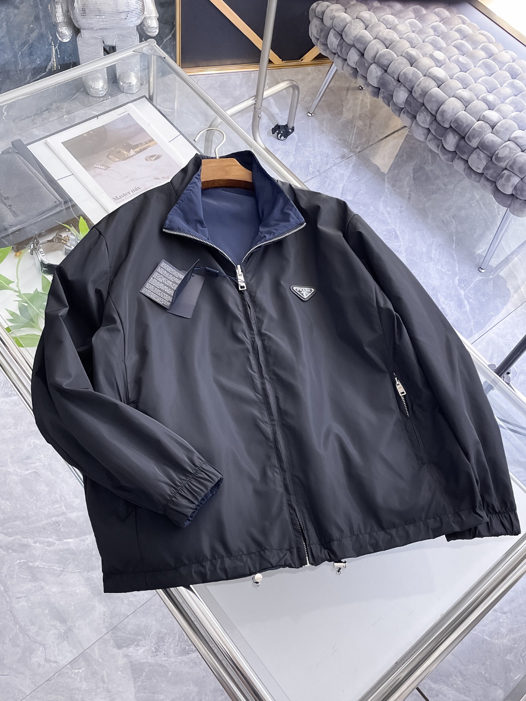 NO:571580,Prada 2025 new autumn jacket, the new product on the show is in perfect condition, comfortable and warm, complete with three colors, full and attractive color, very outstanding design, easily upgrades the fashion sense, extremely elegant and rigorous workmanship, neat and meticulous wiring!  A masterpiece from a famous designer!  The upper body does not look bloated and is super handsome!  Available sizes M ~ XXXL,,prada,jackets & coats,jackets & coats,alexander wang19860909普拉达 2025秋季新款夹克外套,秀场新品品相非常完美,舒适保暖,三标齐全色泽饱满诱人,非常出彩的设计,轻松将时髦感进阶,做工极为考究严谨,走线工整细致！大牌设计师巨作！上身不显臃肿、超级帅气！现货码数M ～ XXXL,,prada,jackets & coats,jackets & coats,alexander wang,Men's clothing