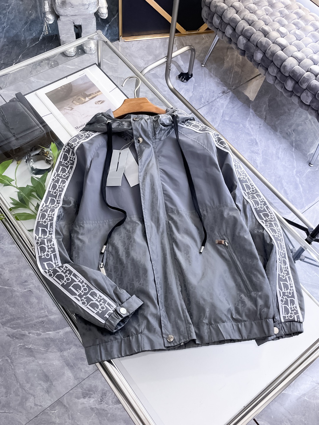 NO:571586,Dior's 2025 new autumn jacket, the new product on the show is in perfect condition, comfortable and warm, complete with three labels, full and attractive colors, very outstanding design, easily upgrades the fashion sense, extremely elegant and rigorous workmanship, neat and meticulous wiring!  A masterpiece from a famous designer!  The upper body does not look bloated and is super handsome!  Available sizes M ~ XXXL,,dior,jackets & coats,jackets & coats,alexander wang19860909迪奥 2025秋季新款夹克外套,秀场新品品相非常完美,舒适保暖,三标齐全色泽饱满诱人,非常出彩的设计,轻松将时髦感进阶,做工极为考究严谨,走线工整细致！大牌设计师巨作！上身不显臃肿、超级帅气！现货码数M ～ XXXL,,dior,jackets & coats,jackets & coats,alexander wang,Men's clothing