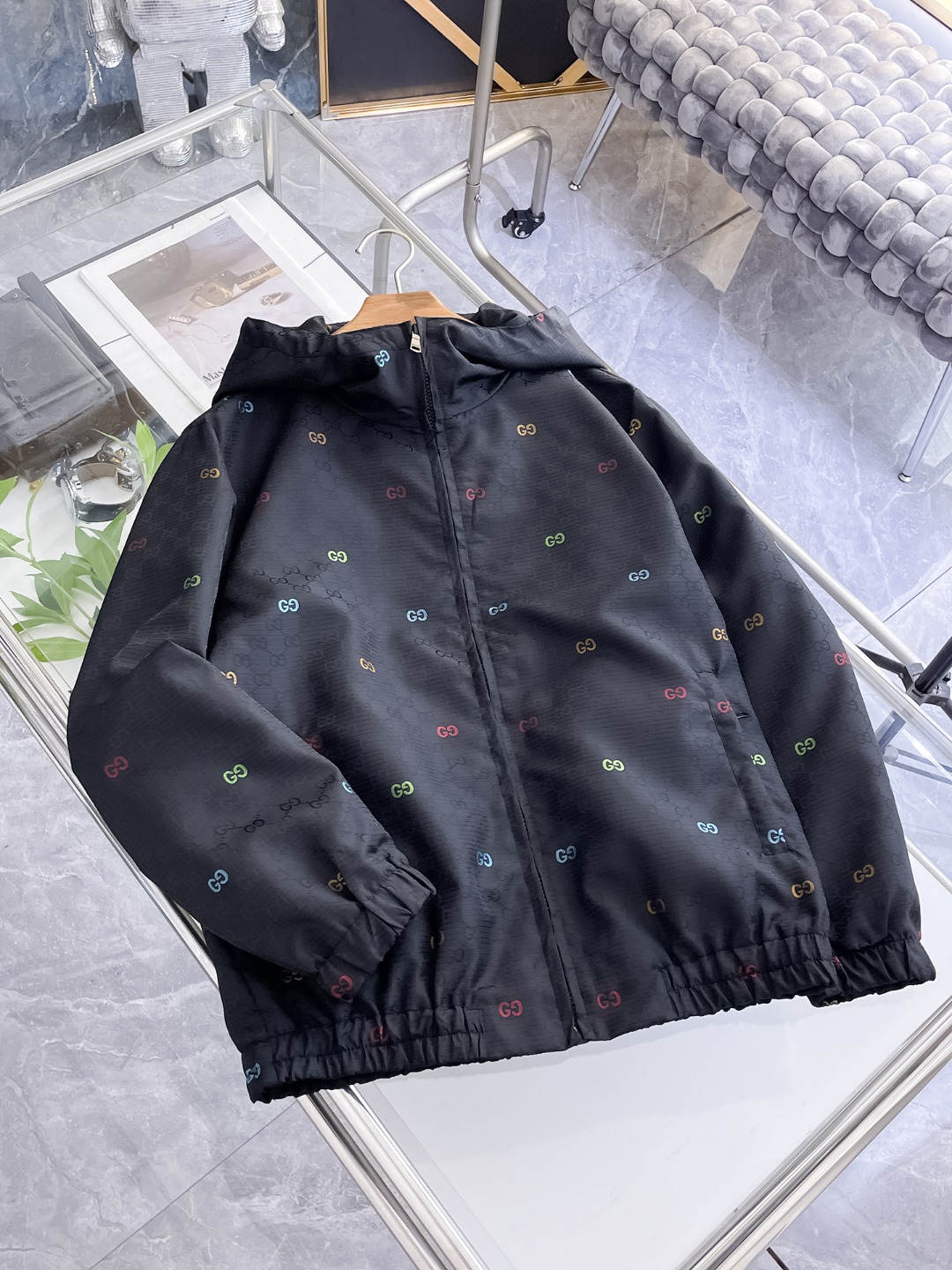 NO:571589,Gucci 2025 new autumn jacket, the new product on the show is in perfect condition, comfortable and warm, complete with three colors, full and attractive color, very outstanding design, easily upgrades the fashion sense, extremely elegant and rigorous workmanship, neat and meticulous wiring!  A masterpiece from a famous designer!  The upper body does not look bloated and is super handsome!  Available size M ~ XXXL,,jackets & coats,jackets & coats,alexander wang19860909古奇 2025秋季新款夹克外套,秀场新品品相非常完美,舒适保暖,三标齐全色泽饱满诱人,非常出彩的设计,轻松将时髦感进阶,做工极为考究严谨,走线工整细致！大牌设计师巨作！上身不显臃肿、超级帅气！现货码数M ～ XXXL,,jackets & coats,jackets & coats,alexander wang,Men's clothing